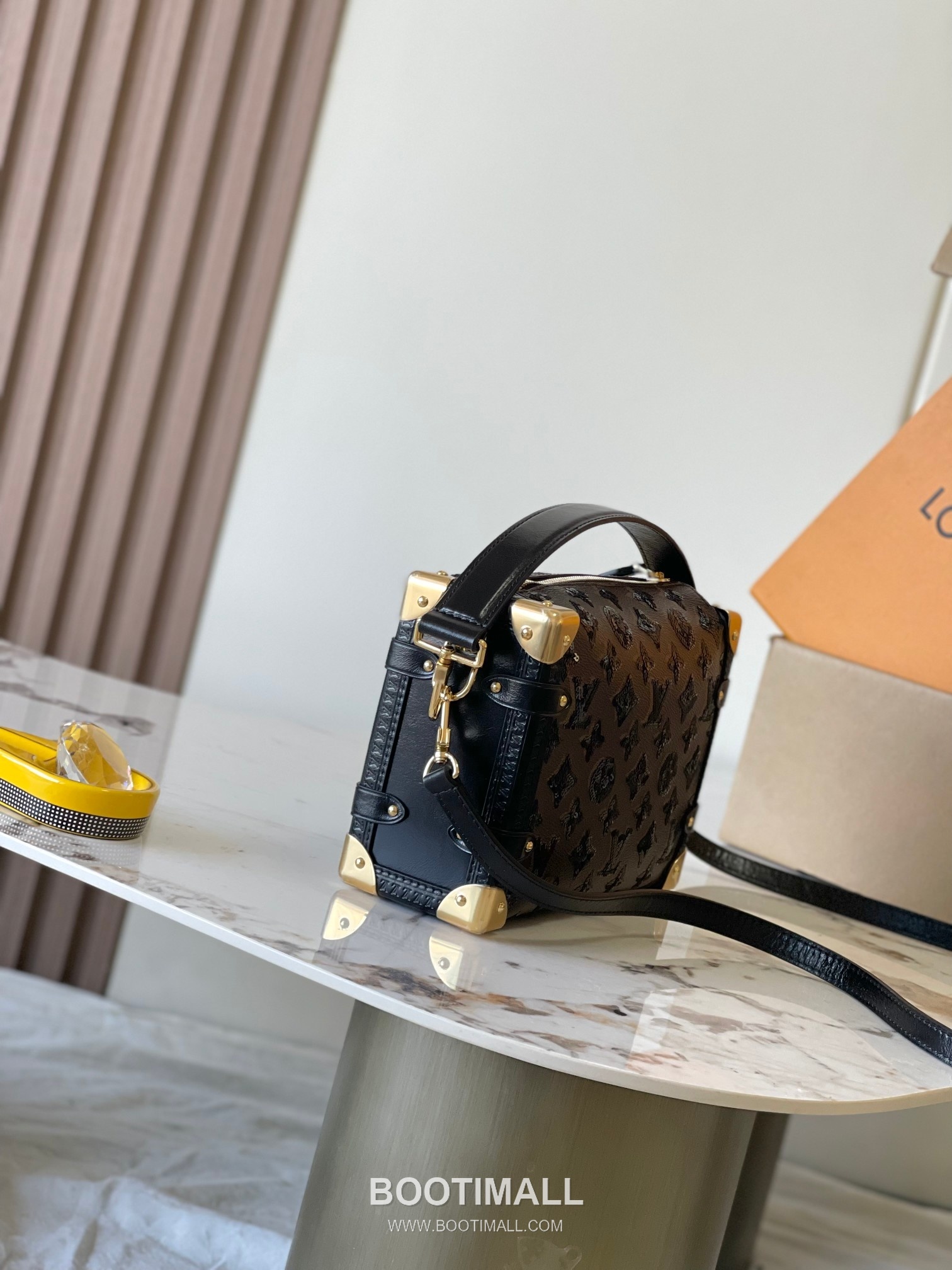 Louis Vuitton Side Trunk MM Canvas Crossbody Bag with Metal Lock Detail 루이비통 사이드 트렁크 MM 캔버스 크로스바디백 메탈락 M27036 23.5cm 7