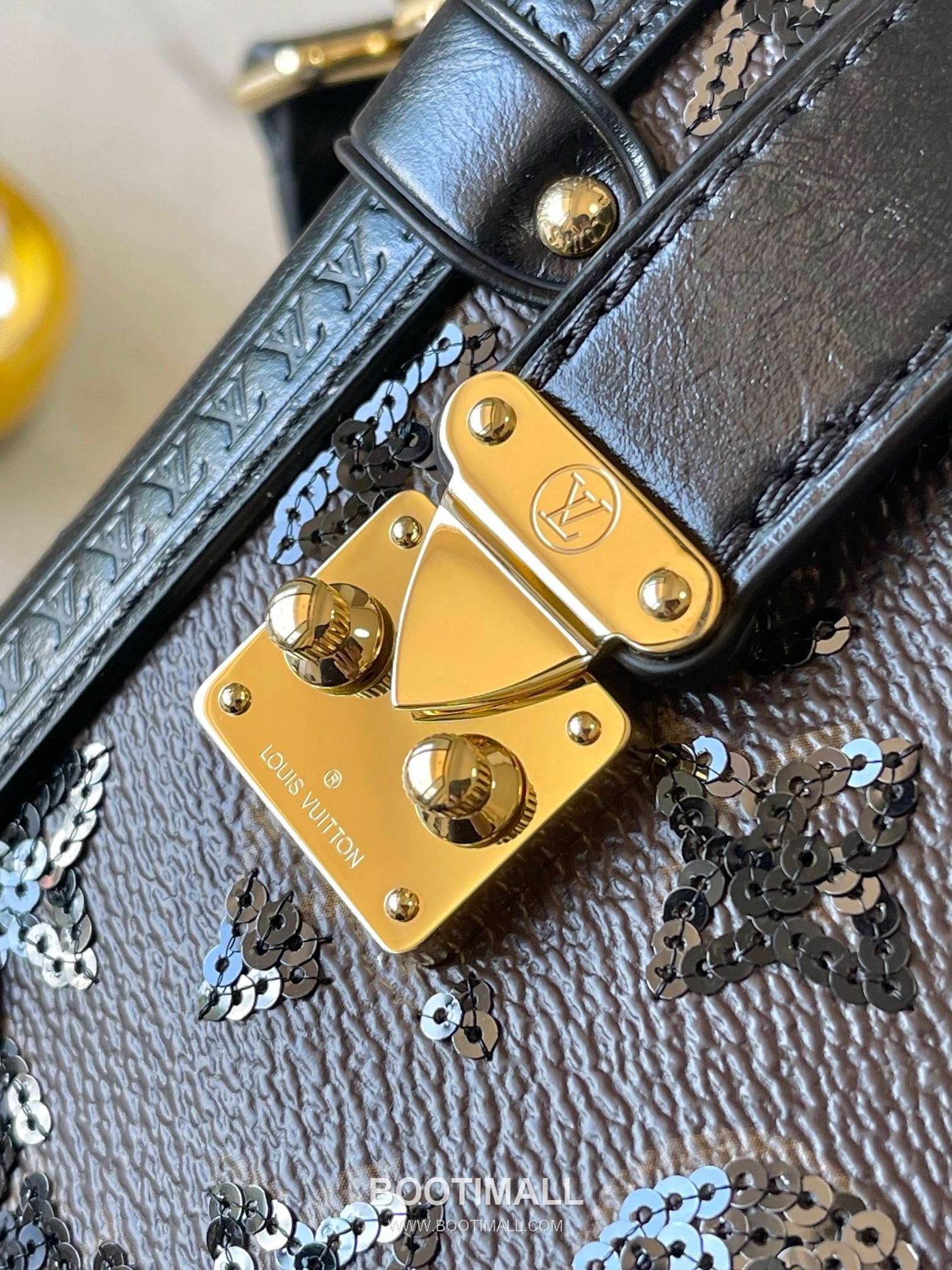 Louis Vuitton Side Trunk MM Canvas Crossbody Bag with Metal Lock Detail 루이비통 사이드 트렁크 MM 캔버스 크로스바디백 메탈락 M27036 23.5cm 11