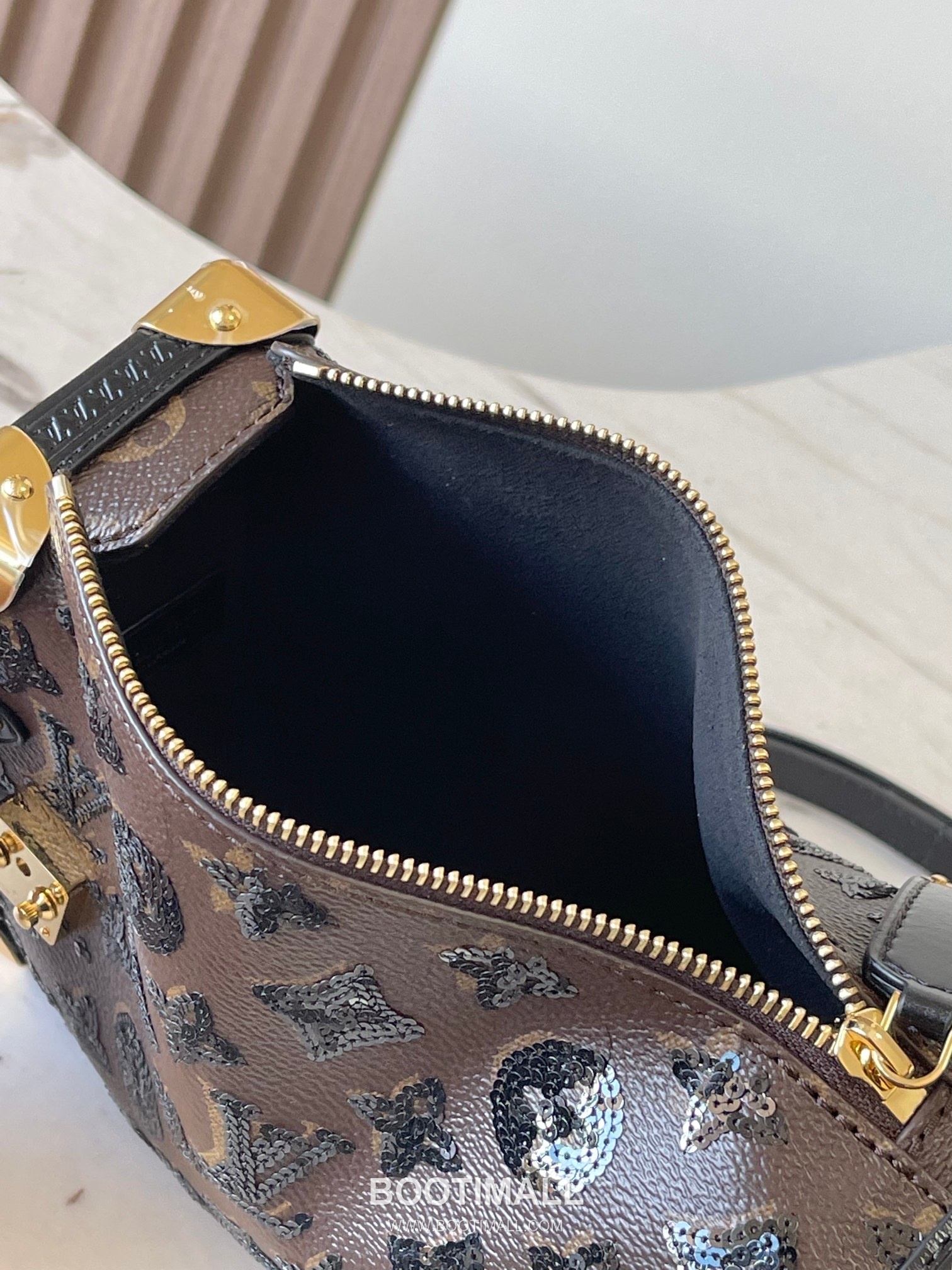 Louis Vuitton Side Trunk MM Canvas Crossbody Bag with Metal Lock Detail 루이비통 사이드 트렁크 MM 캔버스 크로스바디백 메탈락 M27036 23.5cm 14