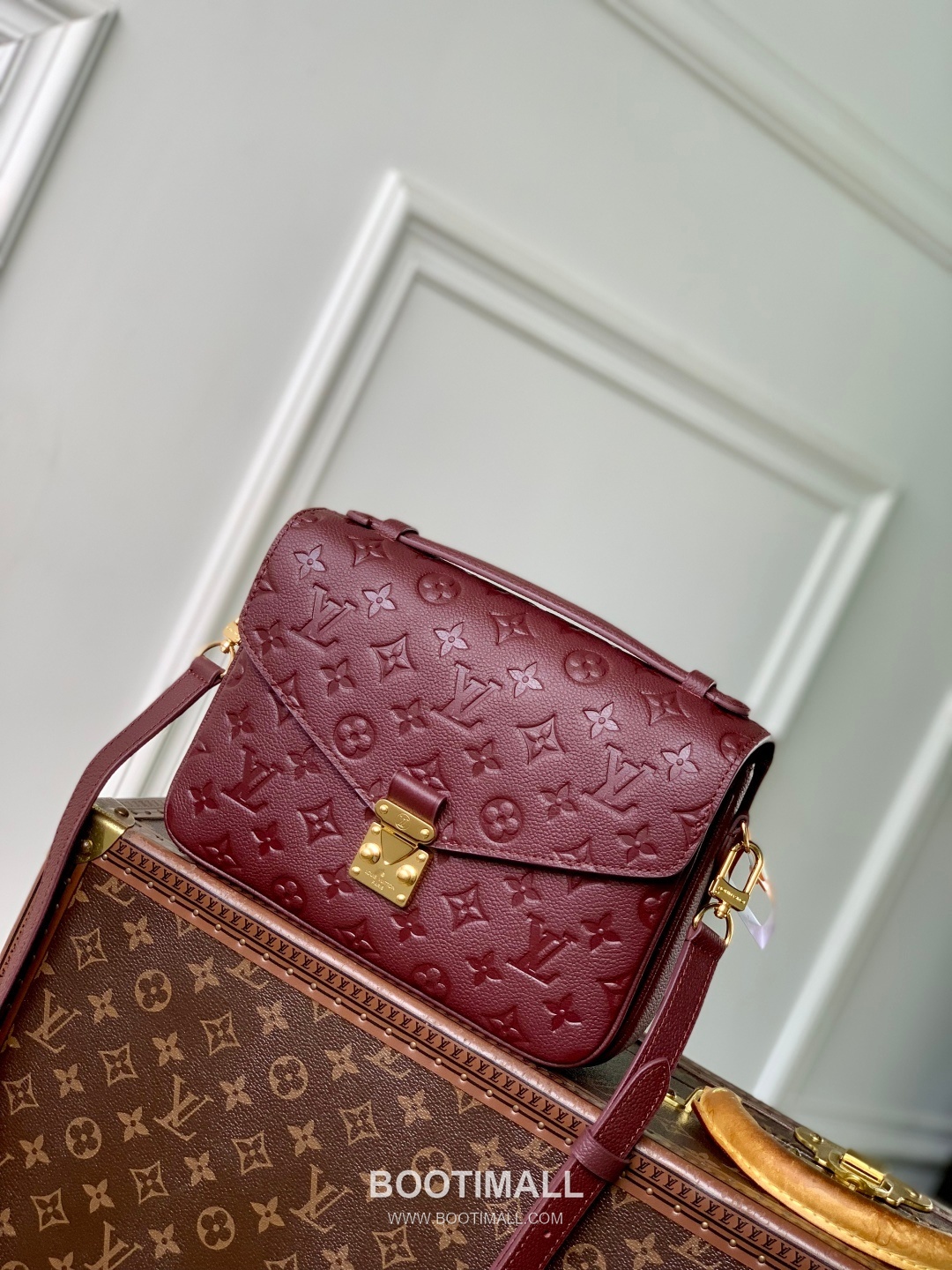 Louis Vuitton Pochette Métis Monogram Empreinte Leather Shoulder Bag with S-Lock Detail 루이비통 포쉐트 메티스 앙프렝뜨 가죽 숄더백 S락 M41487 25cm 1