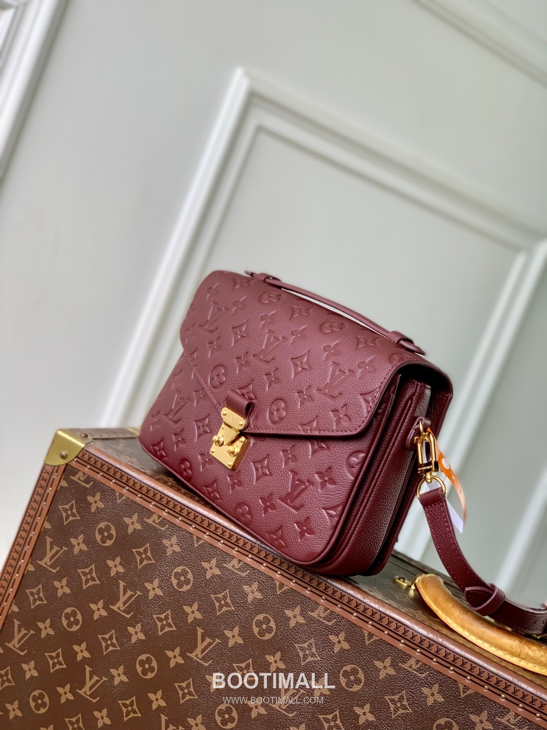 Louis Vuitton Pochette Métis Monogram Empreinte Leather Shoulder Bag with S-Lock Detail 루이비통 포쉐트 메티스 앙프렝뜨 가죽 숄더백 S락 M41487 25cm 2
