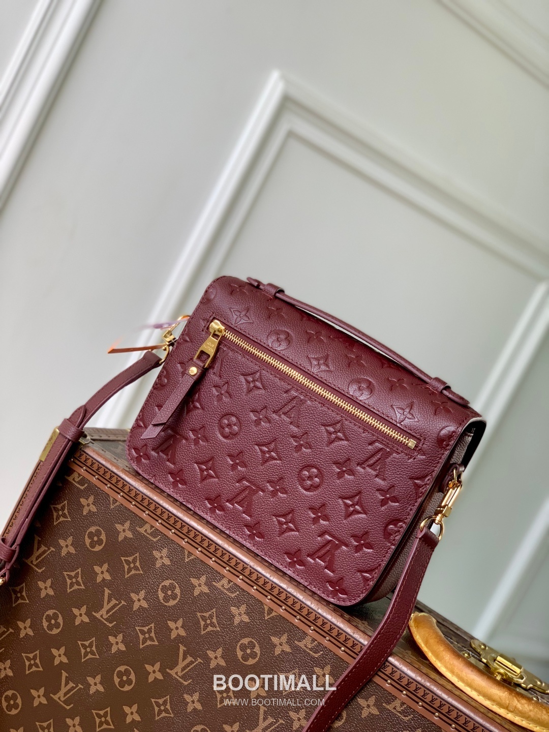 Louis Vuitton Pochette Métis Monogram Empreinte Leather Shoulder Bag with S-Lock Detail 루이비통 포쉐트 메티스 앙프렝뜨 가죽 숄더백 S락 M41487 25cm 3
