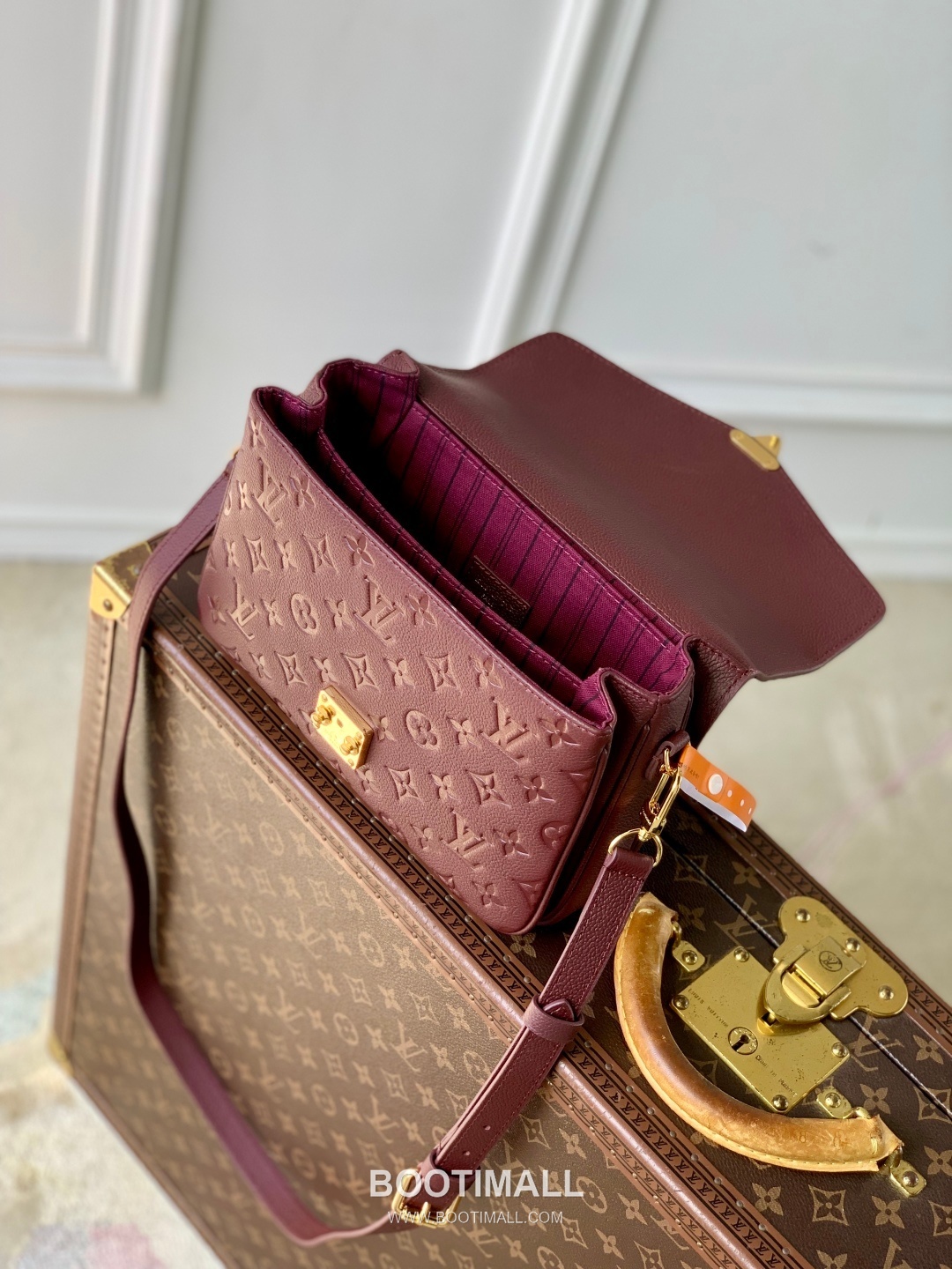 Louis Vuitton Pochette Métis Monogram Empreinte Leather Shoulder Bag with S-Lock Detail 루이비통 포쉐트 메티스 앙프렝뜨 가죽 숄더백 S락 M41487 25cm 9