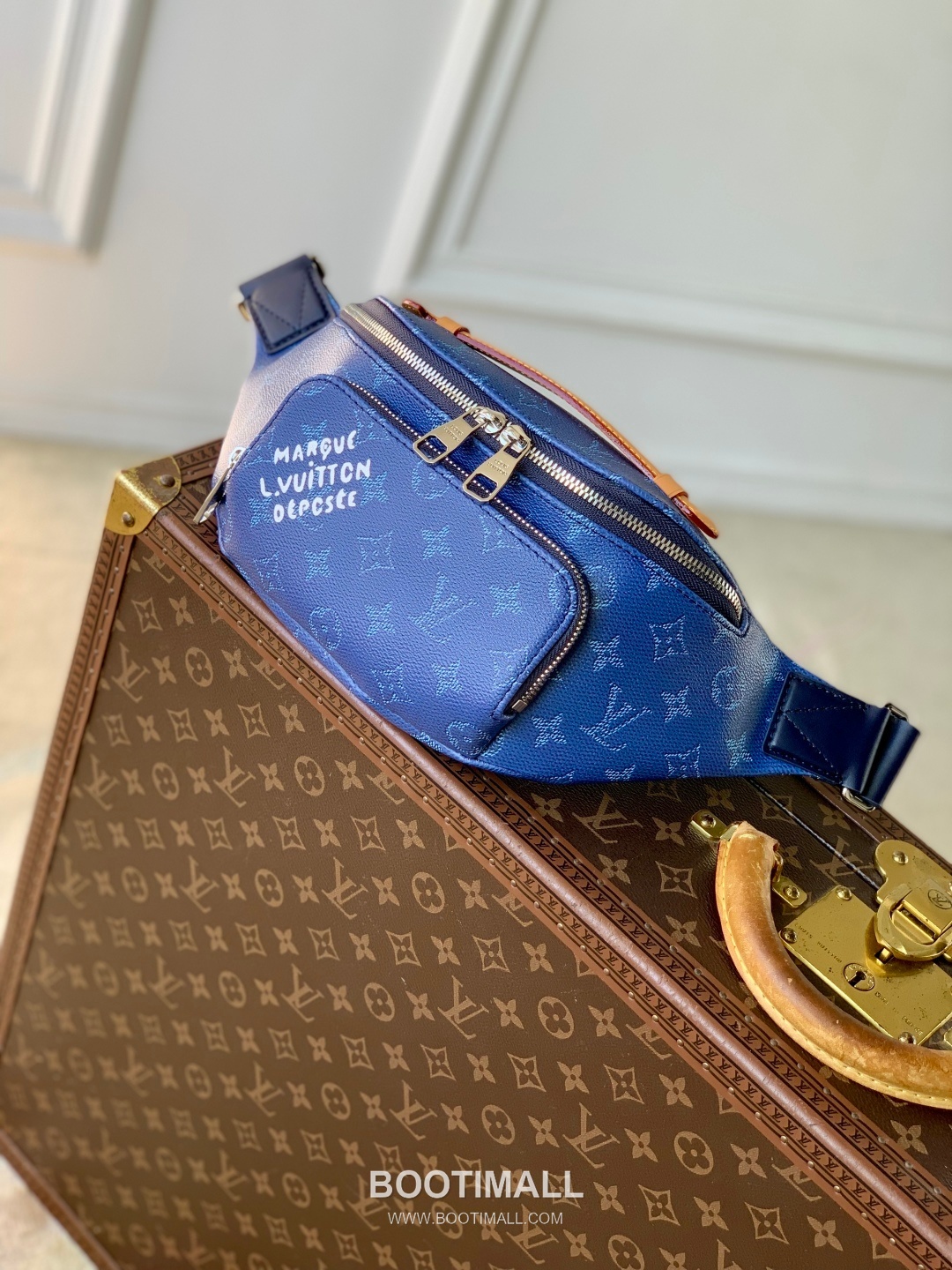 Louis Vuitton Rush Monogram Heritage Canvas Belt Bag with Logo Detail 루이비통 러시 모노그램 헤리티지 벨트백 로고디테일 M26821 30cm 1