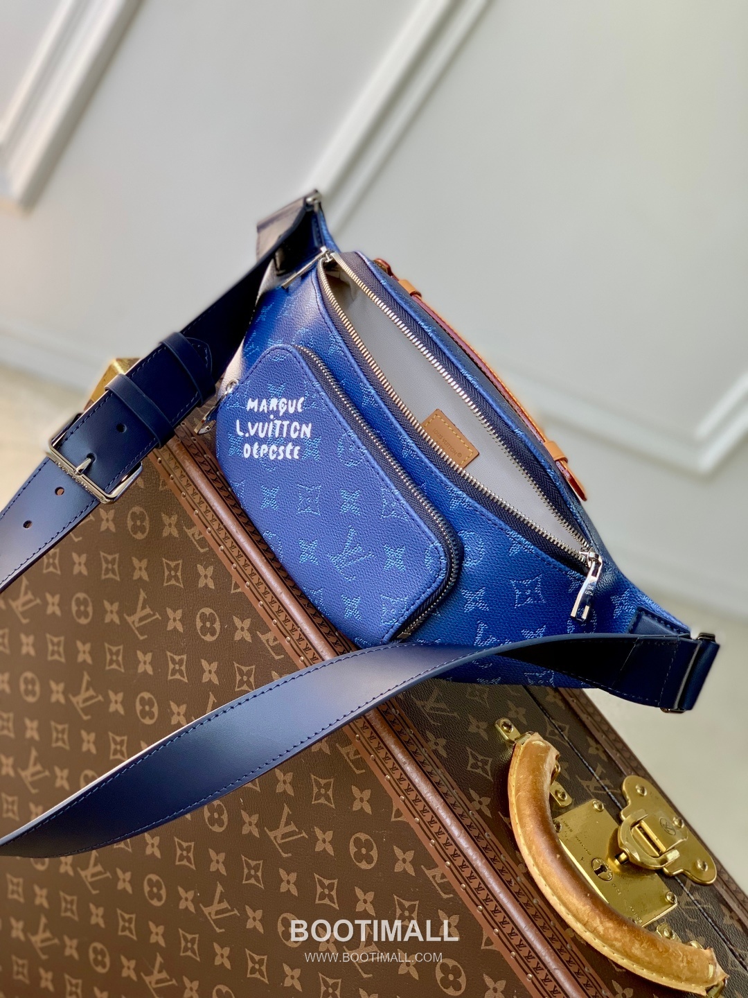 Louis Vuitton Rush Monogram Heritage Canvas Belt Bag with Logo Detail 루이비통 러시 모노그램 헤리티지 벨트백 로고디테일 M26821 30cm 9