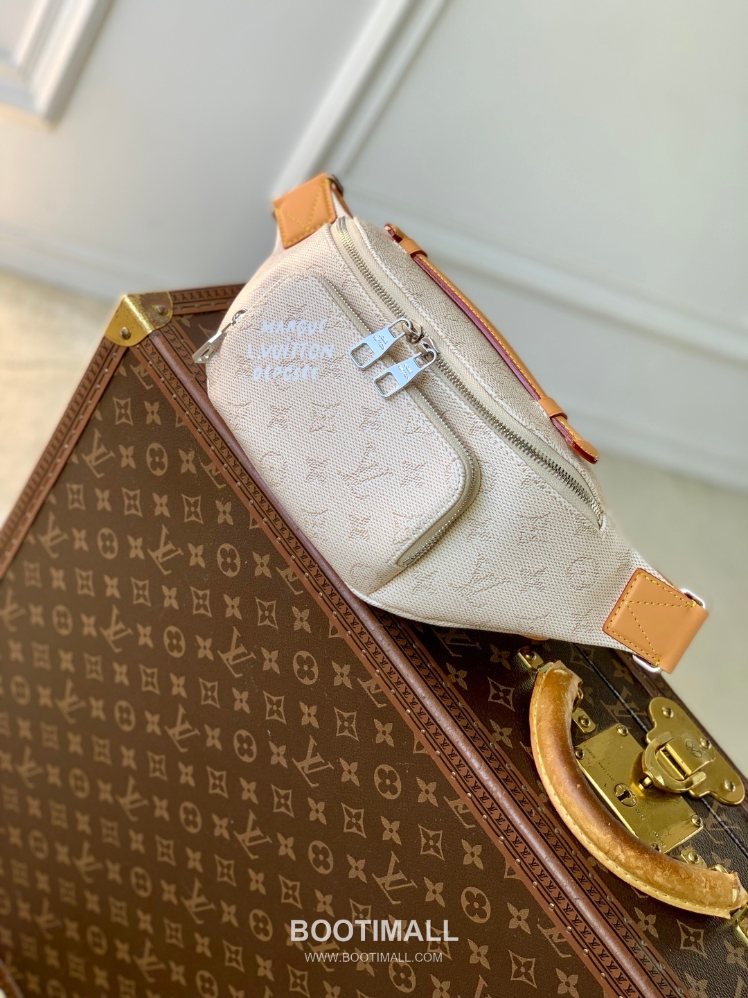 Louis Vuitton Rush Monogram Heritage Canvas Belt Bag with Logo Detail 루이비통 러시 모노그램 헤리티지 벨트백 로고디테일 M26821 30cm 1