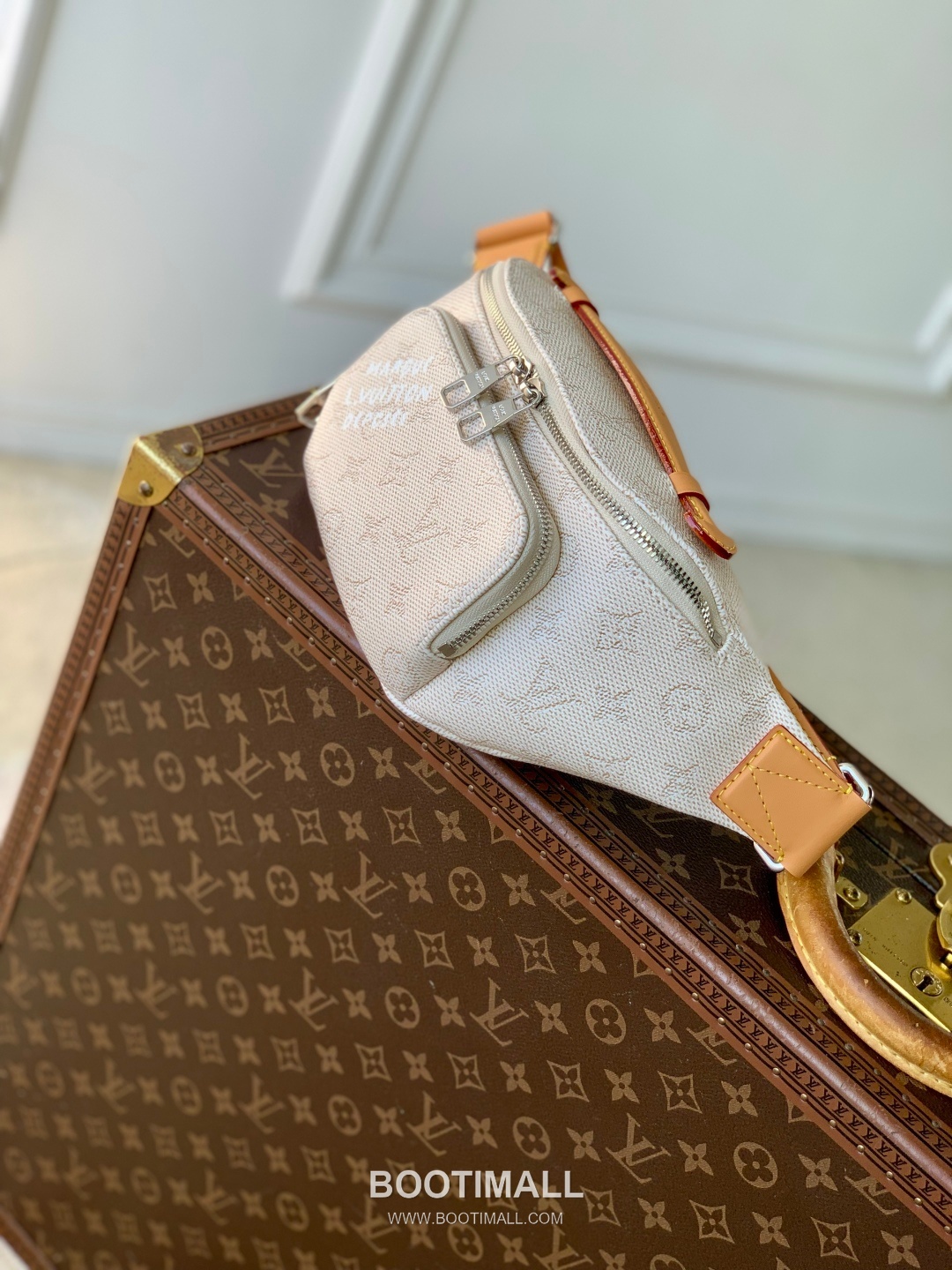 Louis Vuitton Rush Monogram Heritage Canvas Belt Bag with Logo Detail 루이비통 러시 모노그램 헤리티지 벨트백 로고디테일 M26821 30cm 2