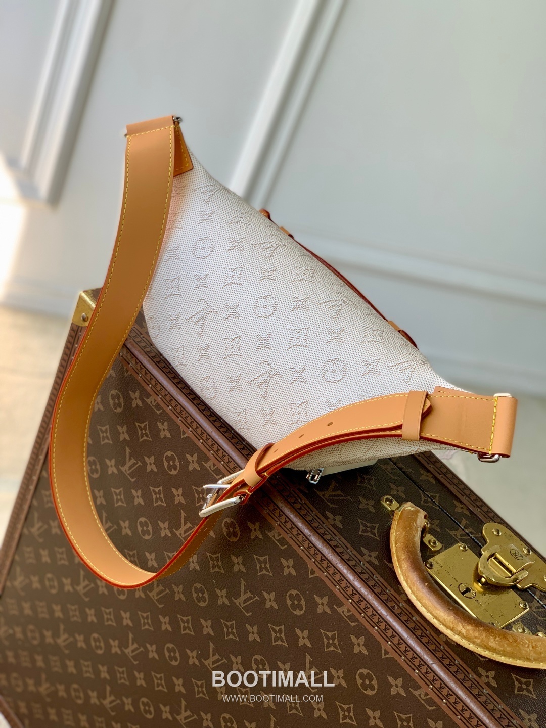 Louis Vuitton Rush Monogram Heritage Canvas Belt Bag with Logo Detail 루이비통 러시 모노그램 헤리티지 벨트백 로고디테일 M26821 30cm 3
