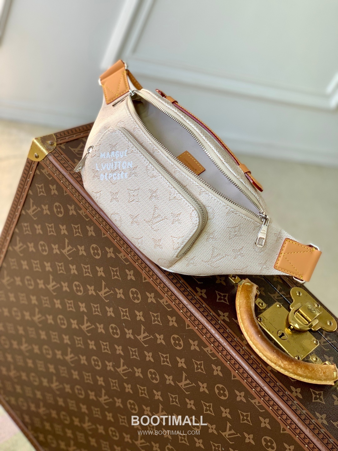 Louis Vuitton Rush Monogram Heritage Canvas Belt Bag with Logo Detail 루이비통 러시 모노그램 헤리티지 벨트백 로고디테일 M26821 30cm 9