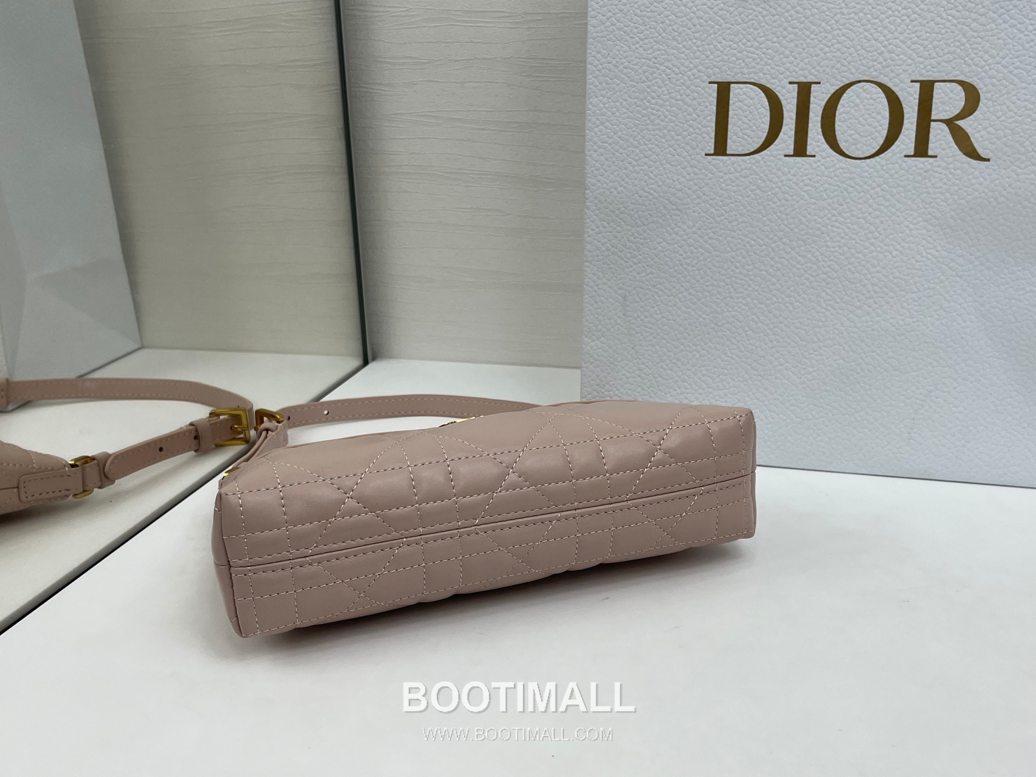 Dior 30 Montaigne Lambskin Shoulder Bag with CD Logo Zip Detail 디올 30 몽테뉴 램스킨 숄더백 CD로고 지퍼 5232 23cm 5