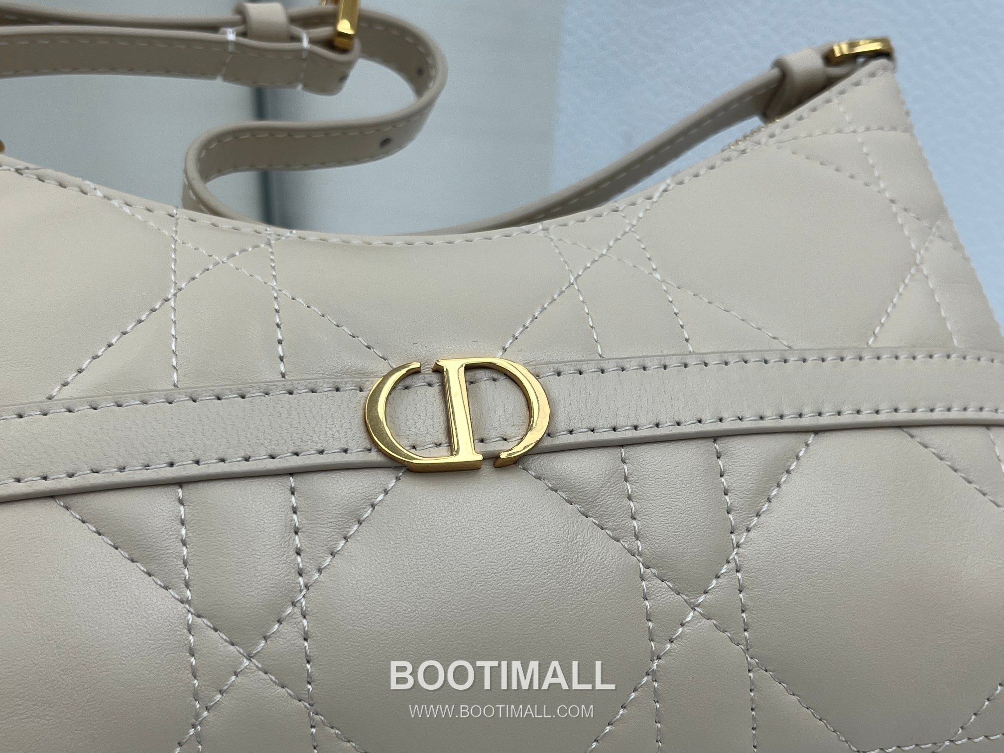 Dior 30 Montaigne Lambskin Shoulder Bag with CD Logo Zip Detail 디올 30 몽테뉴 램스킨 숄더백 CD로고 지퍼 5232 23cm 5