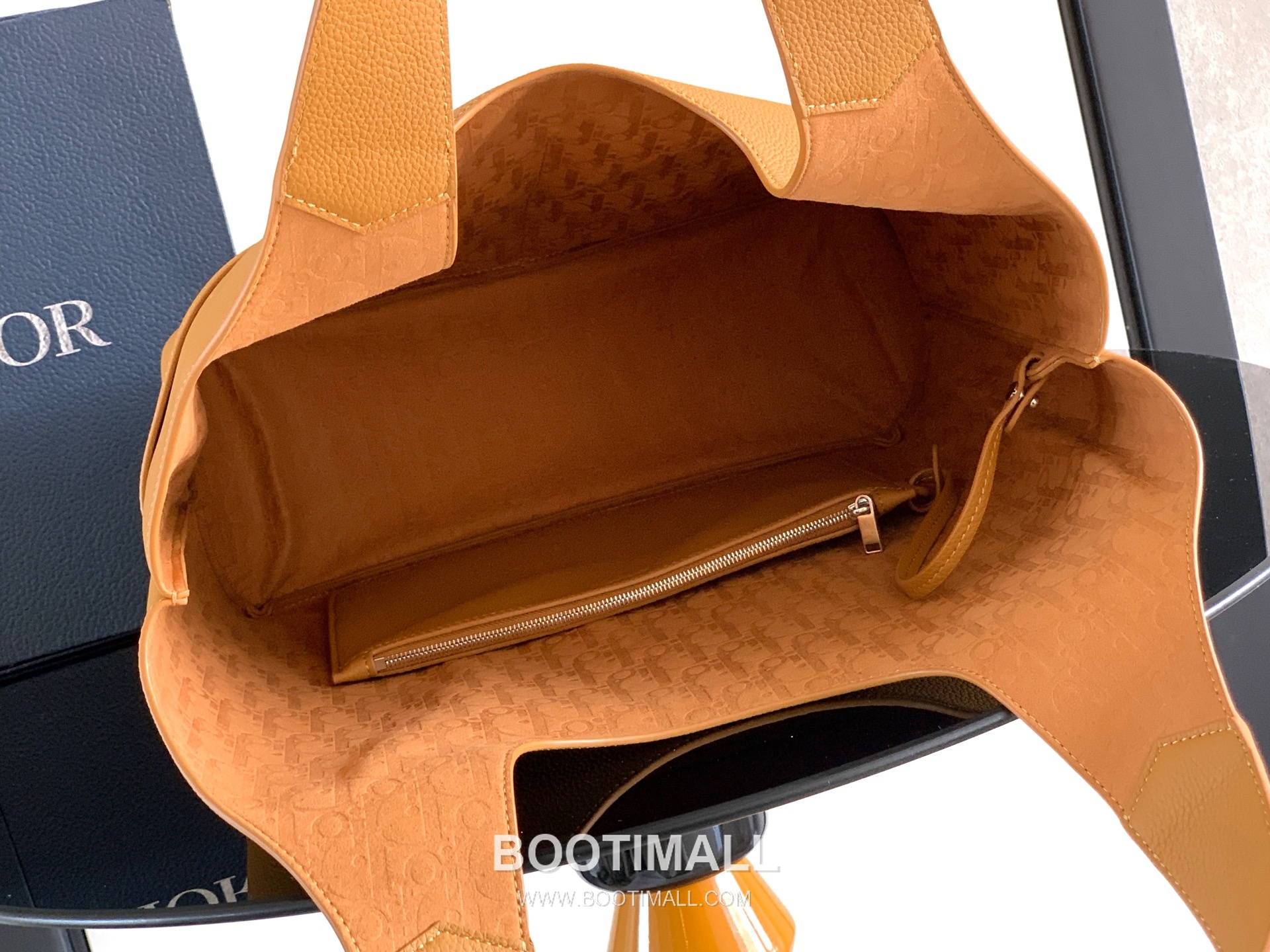 Dior Privé Calfskin Tote Bag with Front Pocket Embossed Logo Detail 디올 프리베 카프스킨 토트백 프론트포켓 엠보싱로고 1LLSH276KEC 39.5cm 9