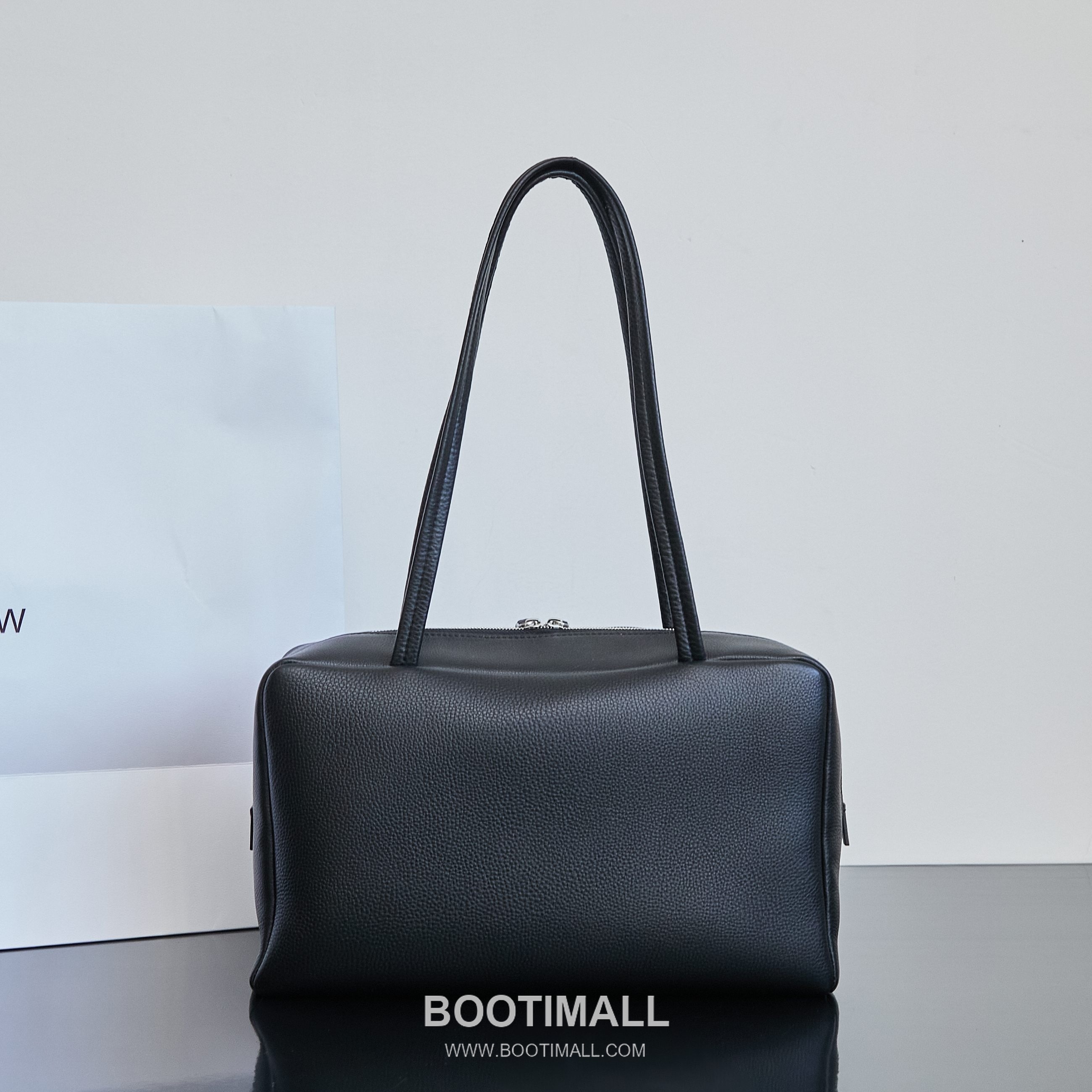 The Row Astra Pebbled Calfskin Bowling Bag with Double Zip Handle Detail 더로우 아스트라 페블드 카프스킨 보스턴 볼링백 더블지퍼 핸들 32cm 1