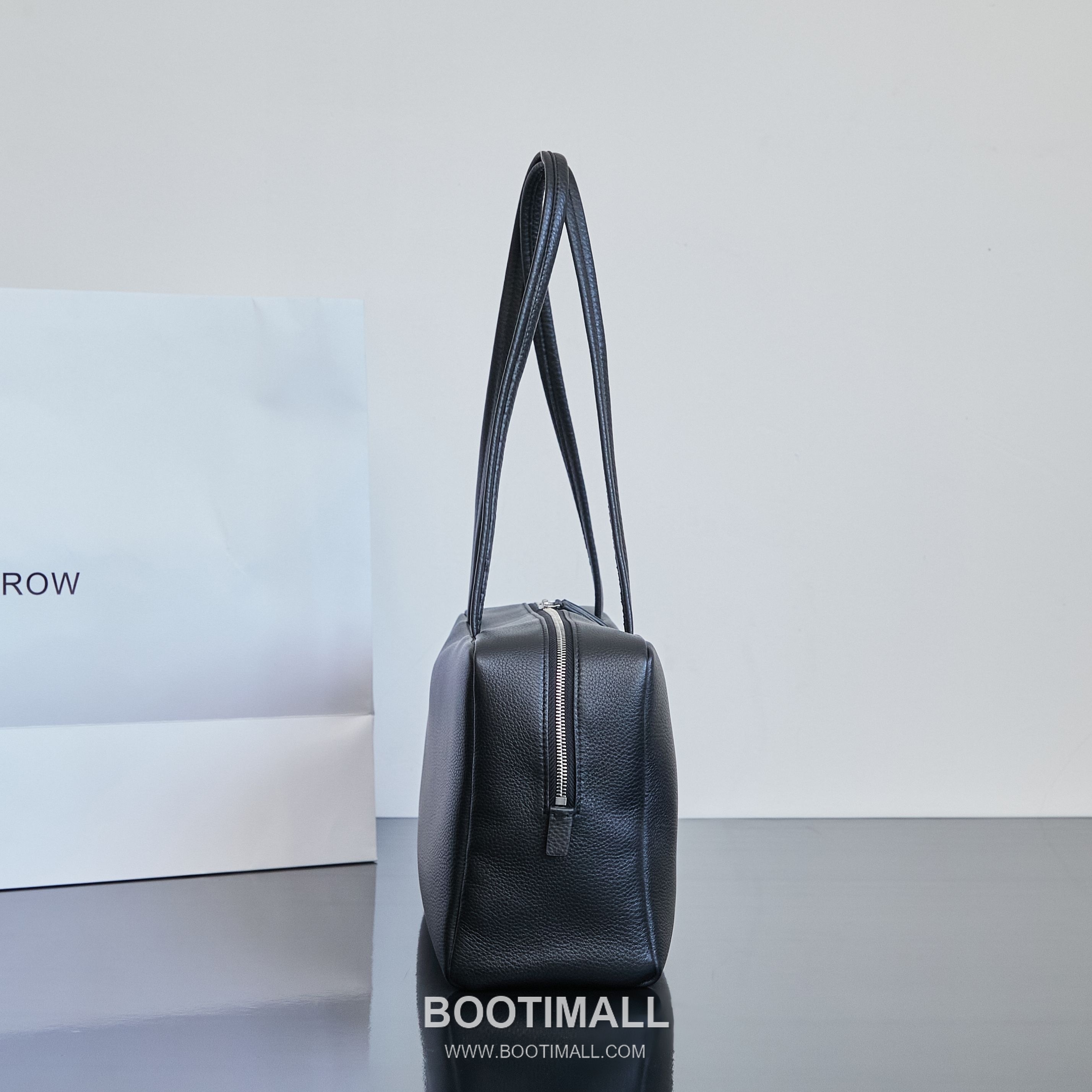 The Row Astra Pebbled Calfskin Bowling Bag with Double Zip Handle Detail 더로우 아스트라 페블드 카프스킨 보스턴 볼링백 더블지퍼 핸들 32cm 3