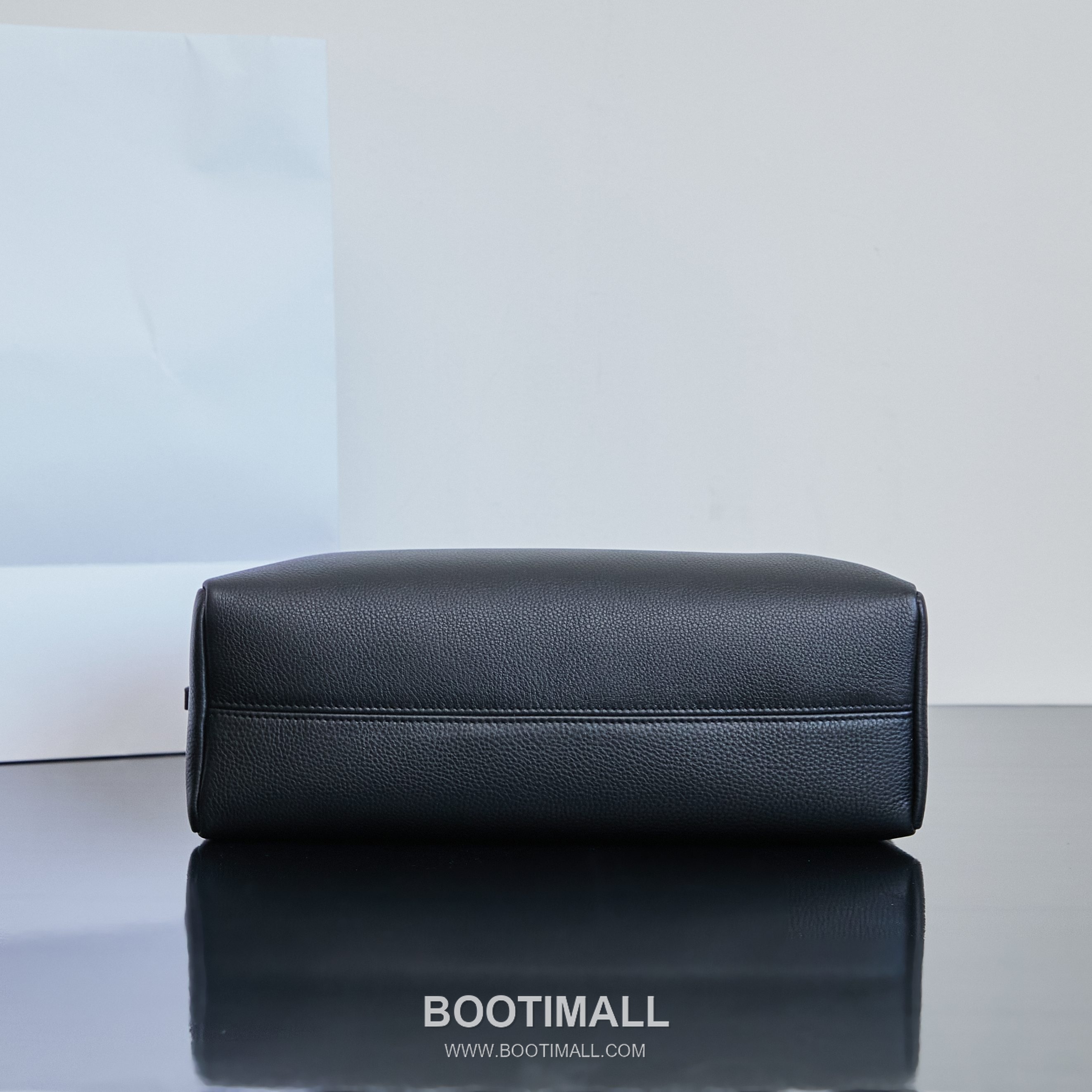 The Row Astra Pebbled Calfskin Bowling Bag with Double Zip Handle Detail 더로우 아스트라 페블드 카프스킨 보스턴 볼링백 더블지퍼 핸들 32cm 4