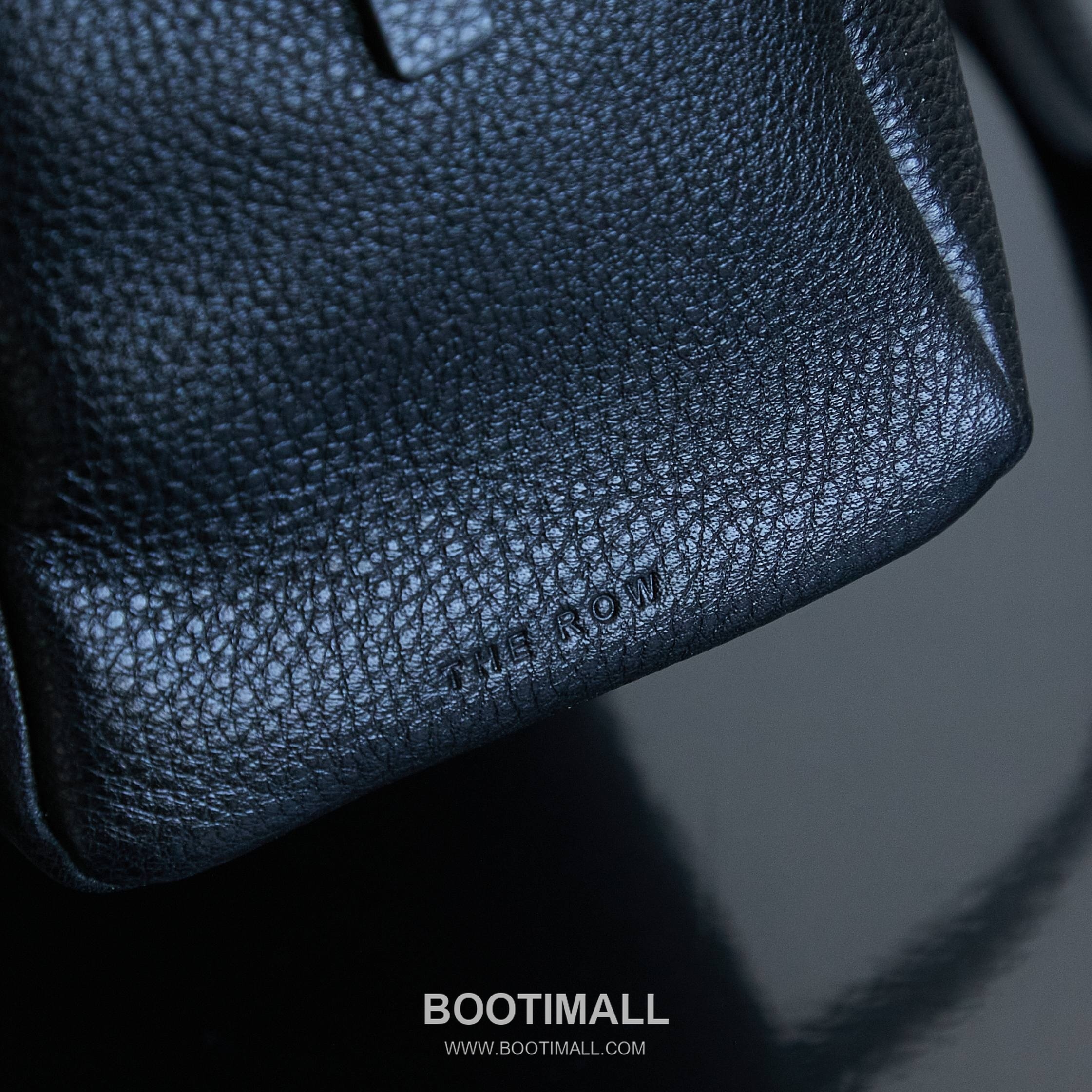 The Row Astra Pebbled Calfskin Bowling Bag with Double Zip Handle Detail 더로우 아스트라 페블드 카프스킨 보스턴 볼링백 더블지퍼 핸들 32cm 5