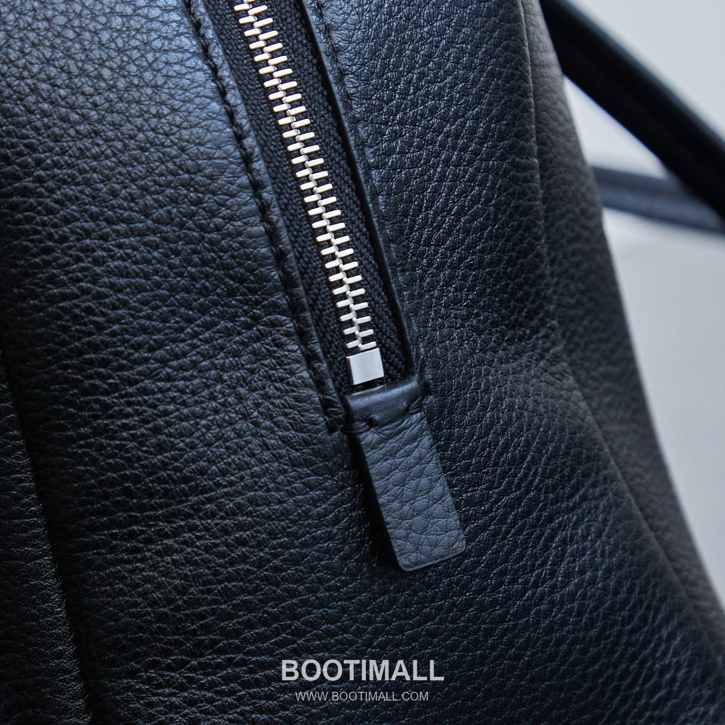 The Row Astra Pebbled Calfskin Bowling Bag with Double Zip Handle Detail 더로우 아스트라 페블드 카프스킨 보스턴 볼링백 더블지퍼 핸들 32cm 6