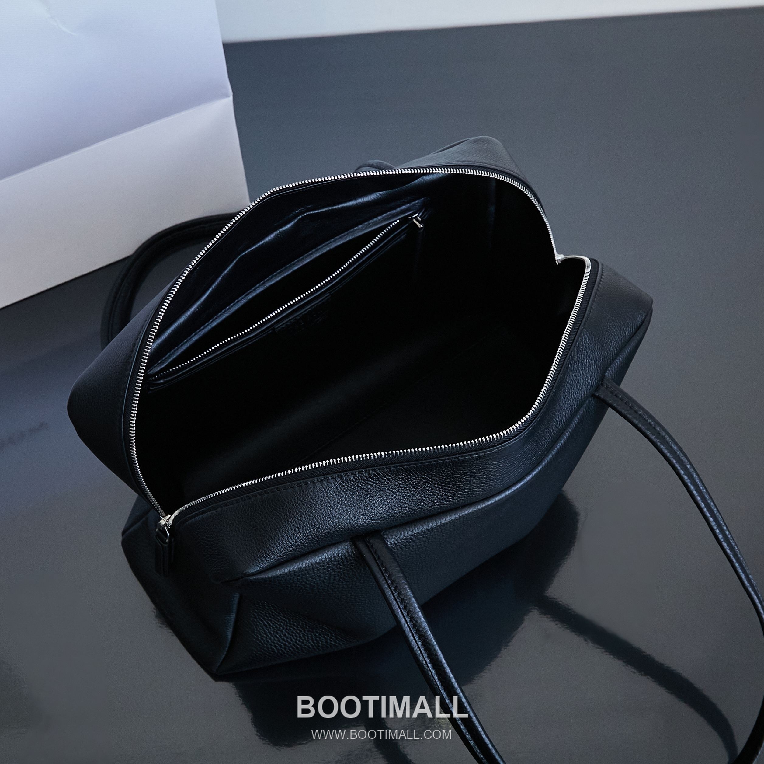 The Row Astra Pebbled Calfskin Bowling Bag with Double Zip Handle Detail 더로우 아스트라 페블드 카프스킨 보스턴 볼링백 더블지퍼 핸들 32cm 8