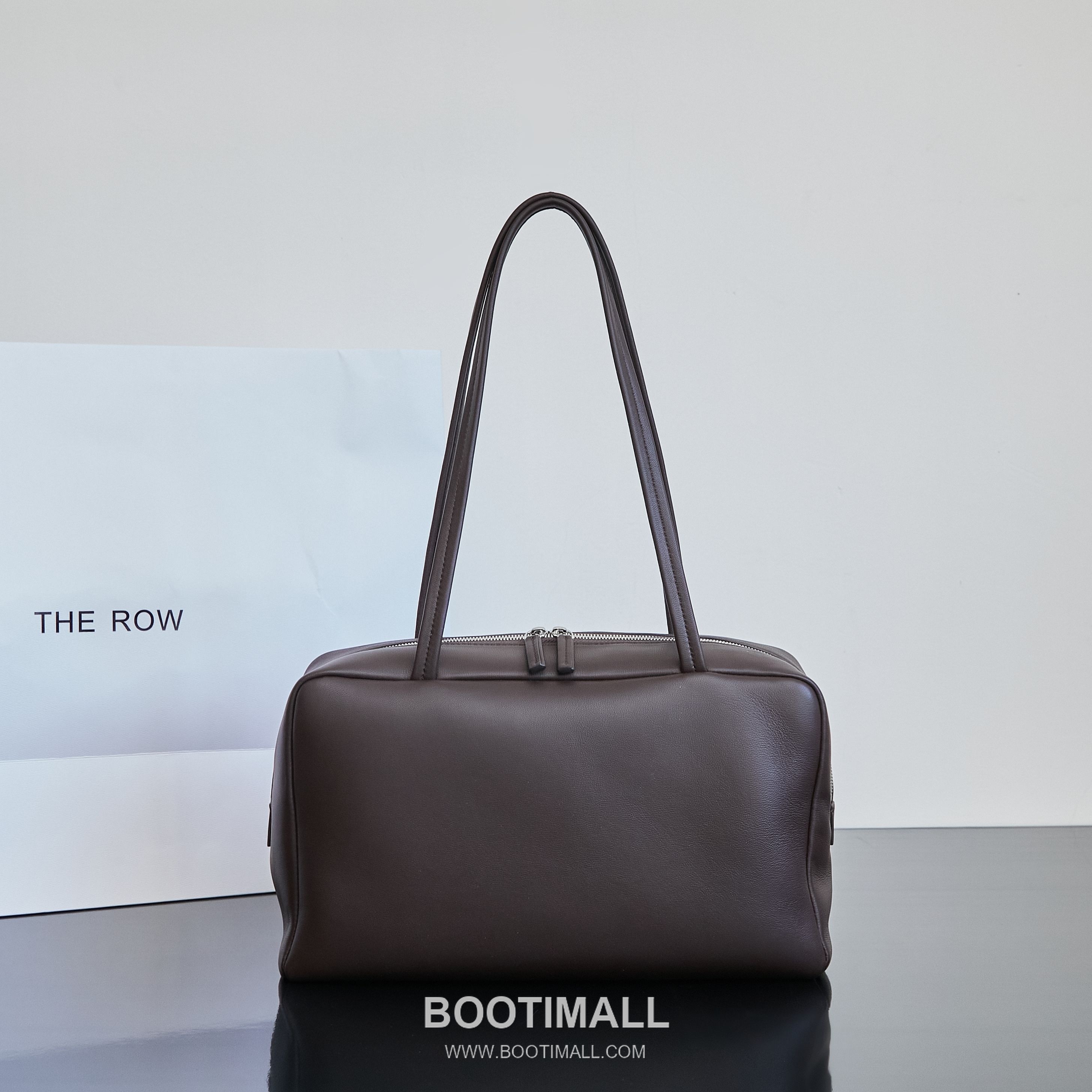 The Row Astra Pebbled Calfskin Bowling Bag with Double Zip Handle Detail 더로우 아스트라 페블드 카프스킨 보스턴 볼링백 더블지퍼 핸들 32cm 1