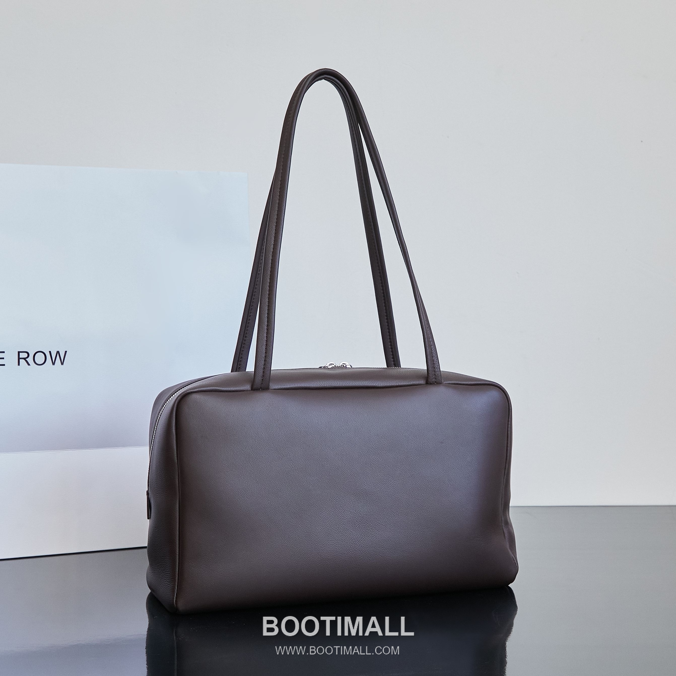 The Row Astra Pebbled Calfskin Bowling Bag with Double Zip Handle Detail 더로우 아스트라 페블드 카프스킨 보스턴 볼링백 더블지퍼 핸들 32cm 2