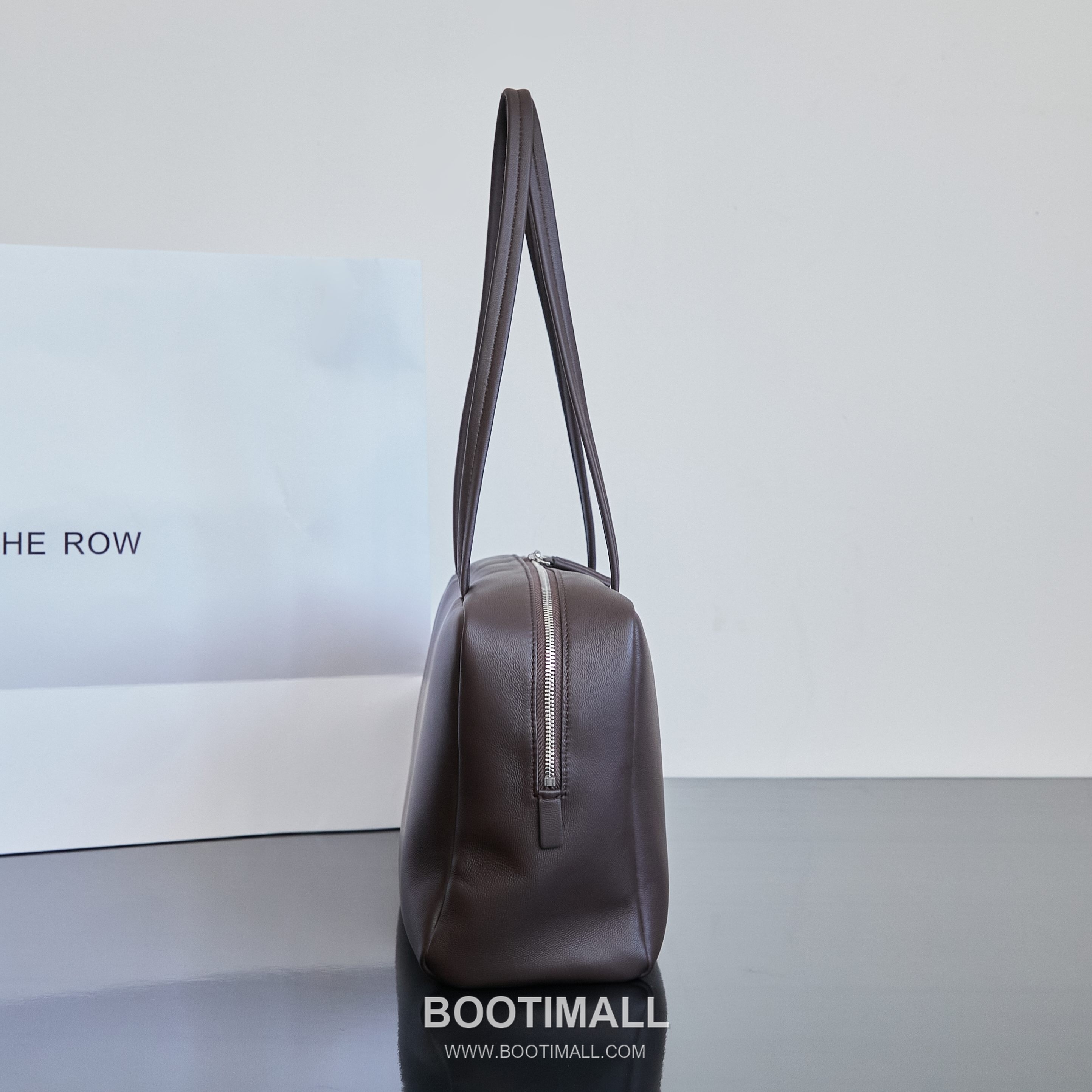 The Row Astra Pebbled Calfskin Bowling Bag with Double Zip Handle Detail 더로우 아스트라 페블드 카프스킨 보스턴 볼링백 더블지퍼 핸들 32cm 3