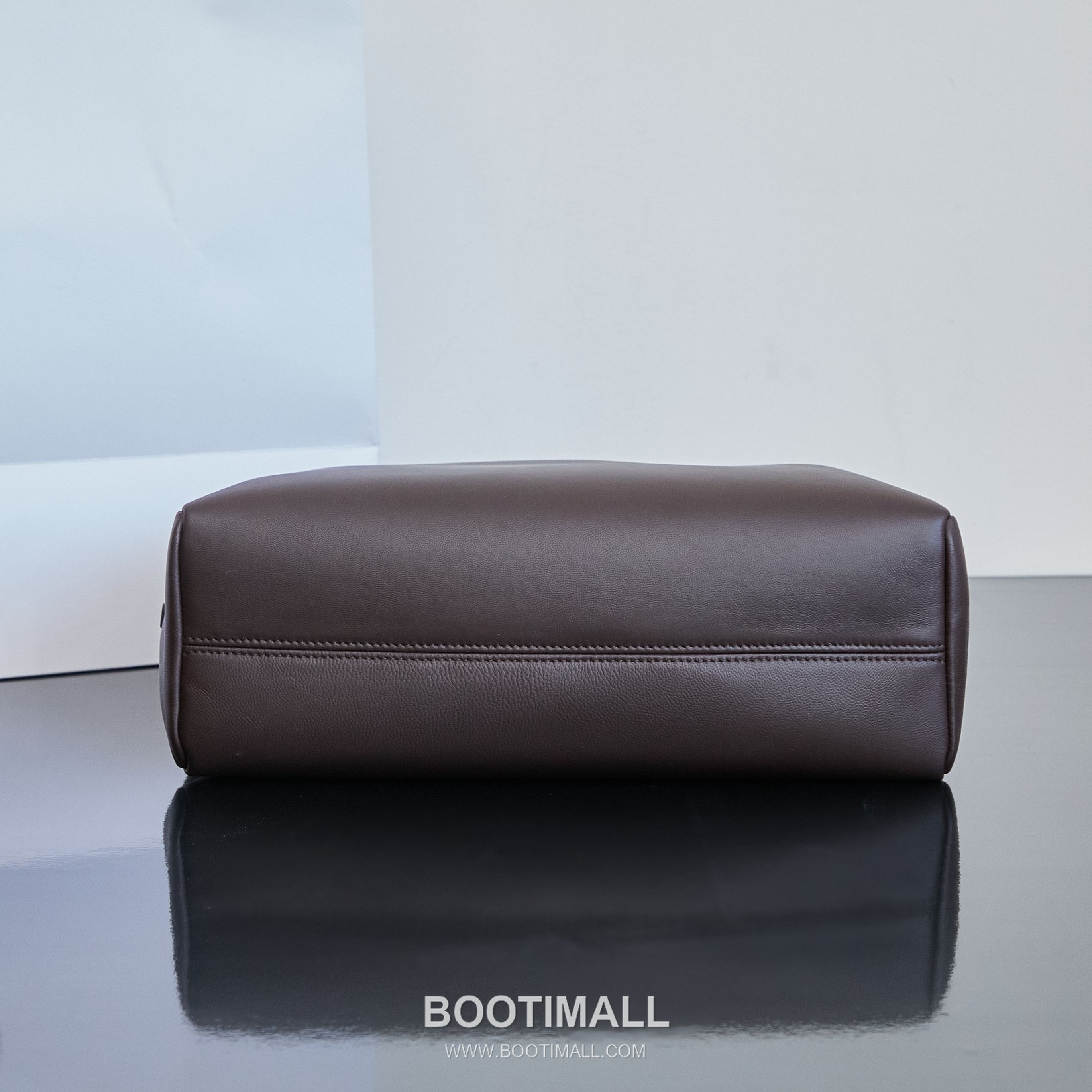 The Row Astra Pebbled Calfskin Bowling Bag with Double Zip Handle Detail 더로우 아스트라 페블드 카프스킨 보스턴 볼링백 더블지퍼 핸들 32cm 4