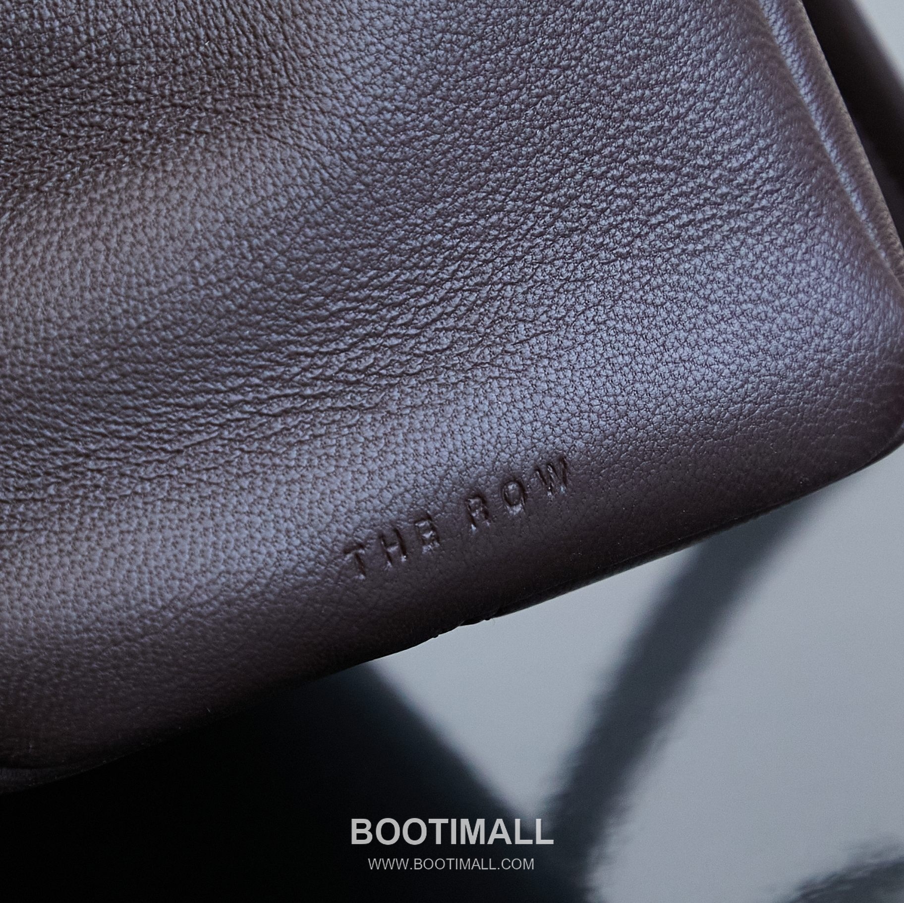 The Row Astra Pebbled Calfskin Bowling Bag with Double Zip Handle Detail 더로우 아스트라 페블드 카프스킨 보스턴 볼링백 더블지퍼 핸들 32cm 5