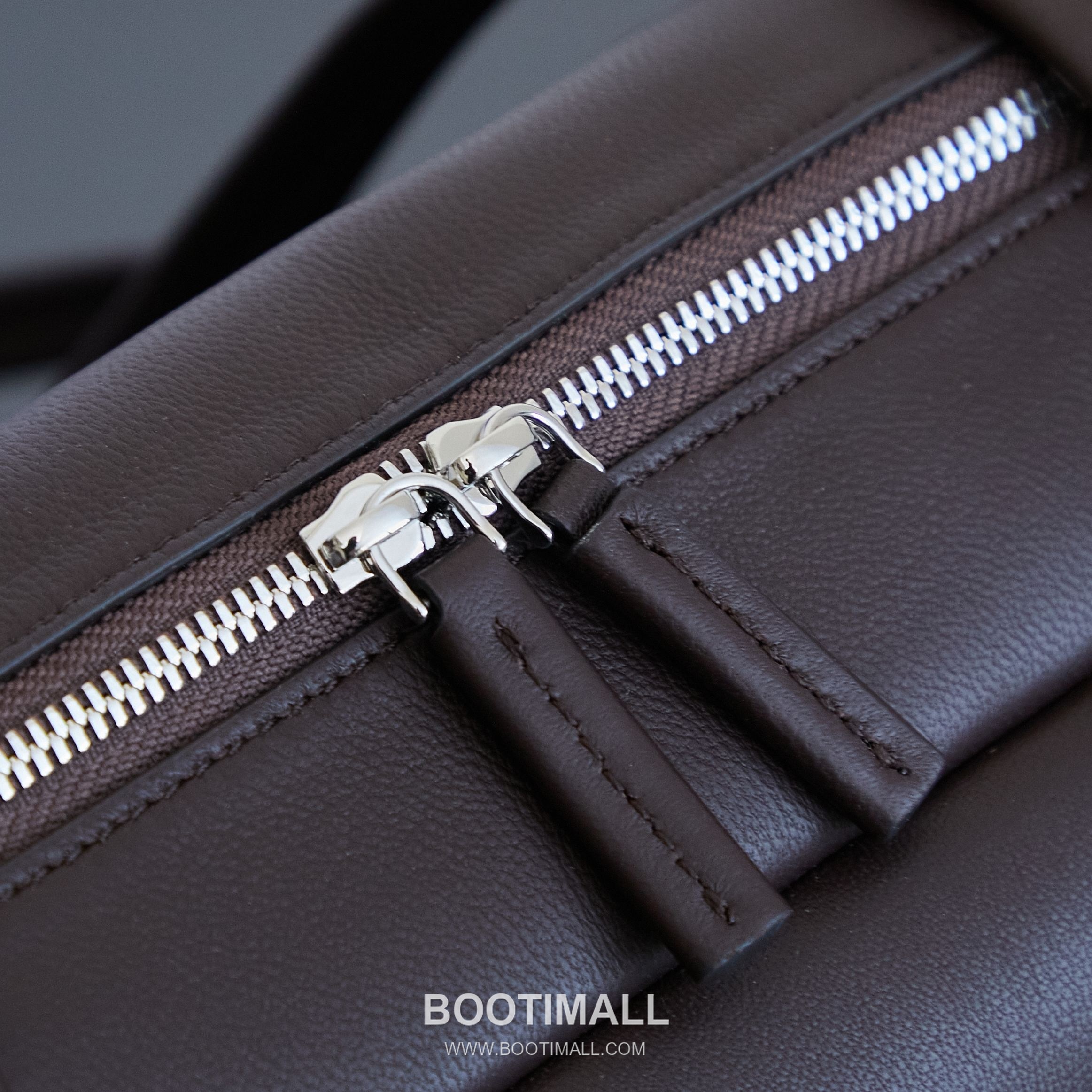 The Row Astra Pebbled Calfskin Bowling Bag with Double Zip Handle Detail 더로우 아스트라 페블드 카프스킨 보스턴 볼링백 더블지퍼 핸들 32cm 6