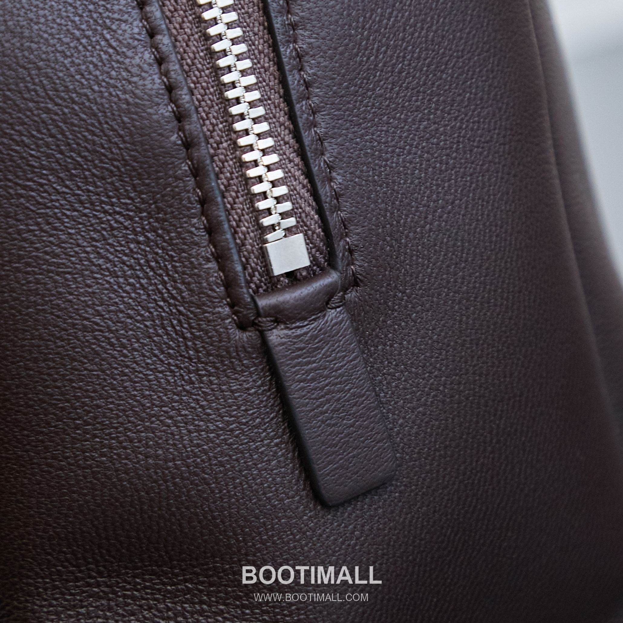 The Row Astra Pebbled Calfskin Bowling Bag with Double Zip Handle Detail 더로우 아스트라 페블드 카프스킨 보스턴 볼링백 더블지퍼 핸들 32cm 7