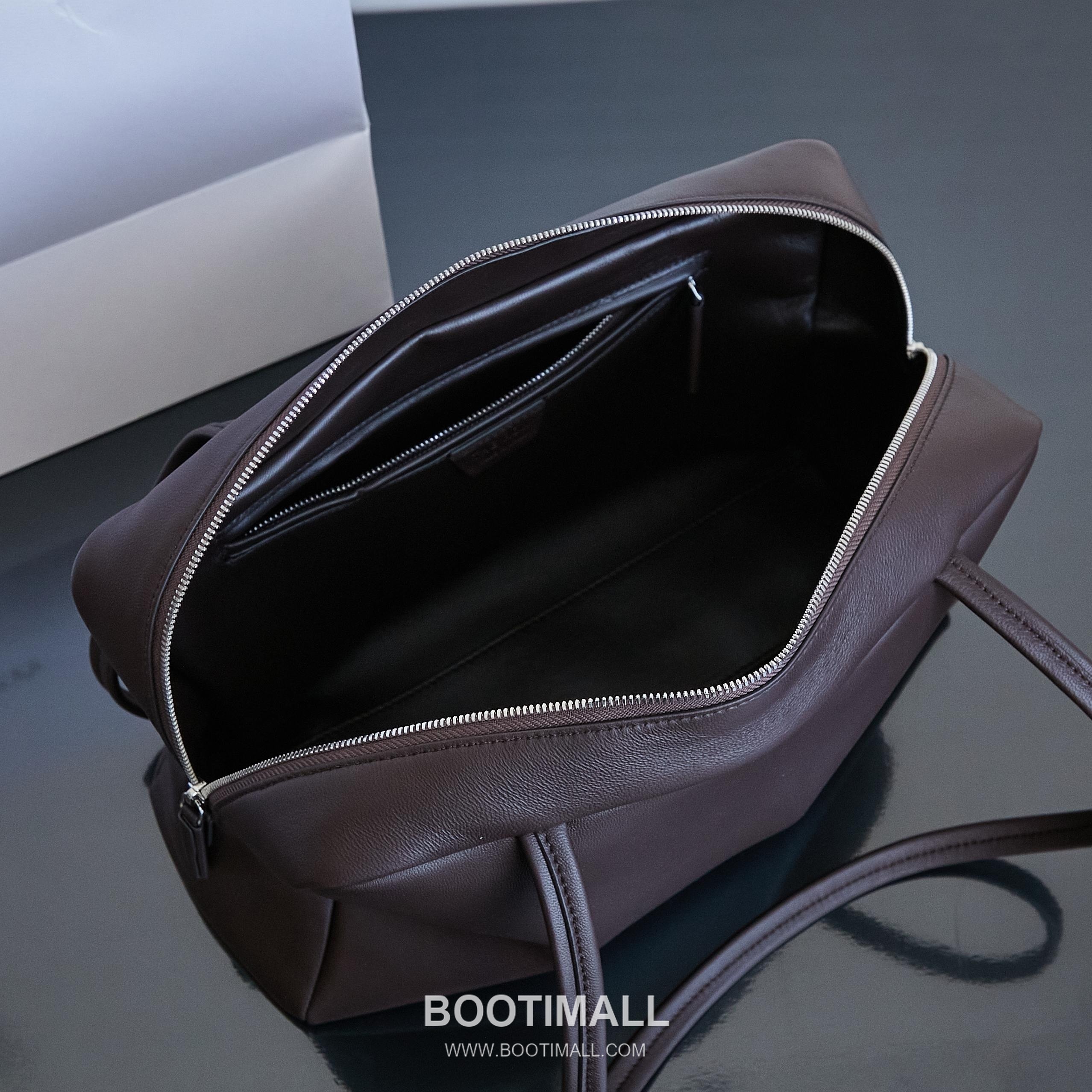 The Row Astra Pebbled Calfskin Bowling Bag with Double Zip Handle Detail 더로우 아스트라 페블드 카프스킨 보스턴 볼링백 더블지퍼 핸들 32cm 8