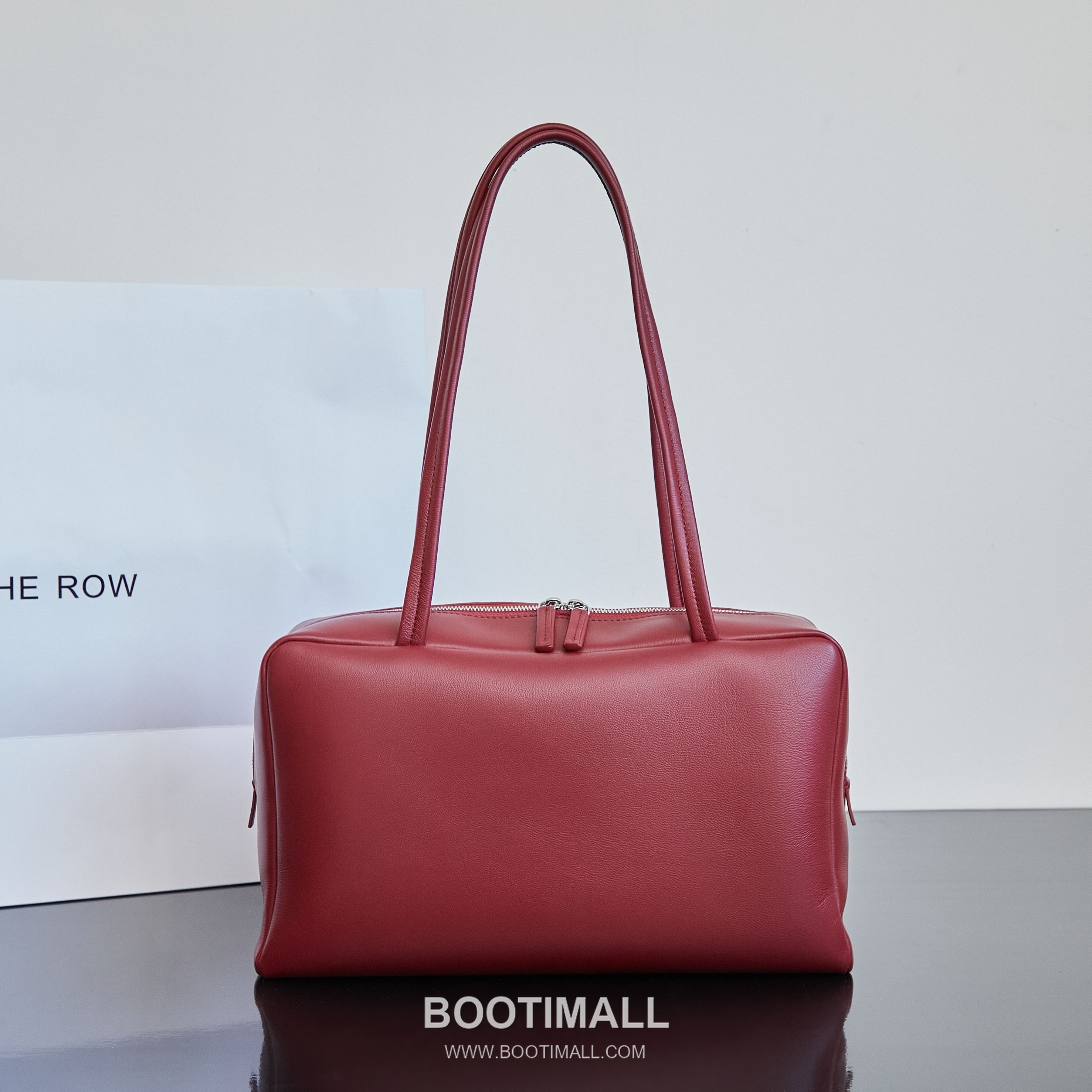 The Row Astra Pebbled Calfskin Bowling Bag with Double Zip Handle Detail 더로우 아스트라 페블드 카프스킨 보스턴 볼링백 더블지퍼 핸들 32cm 1