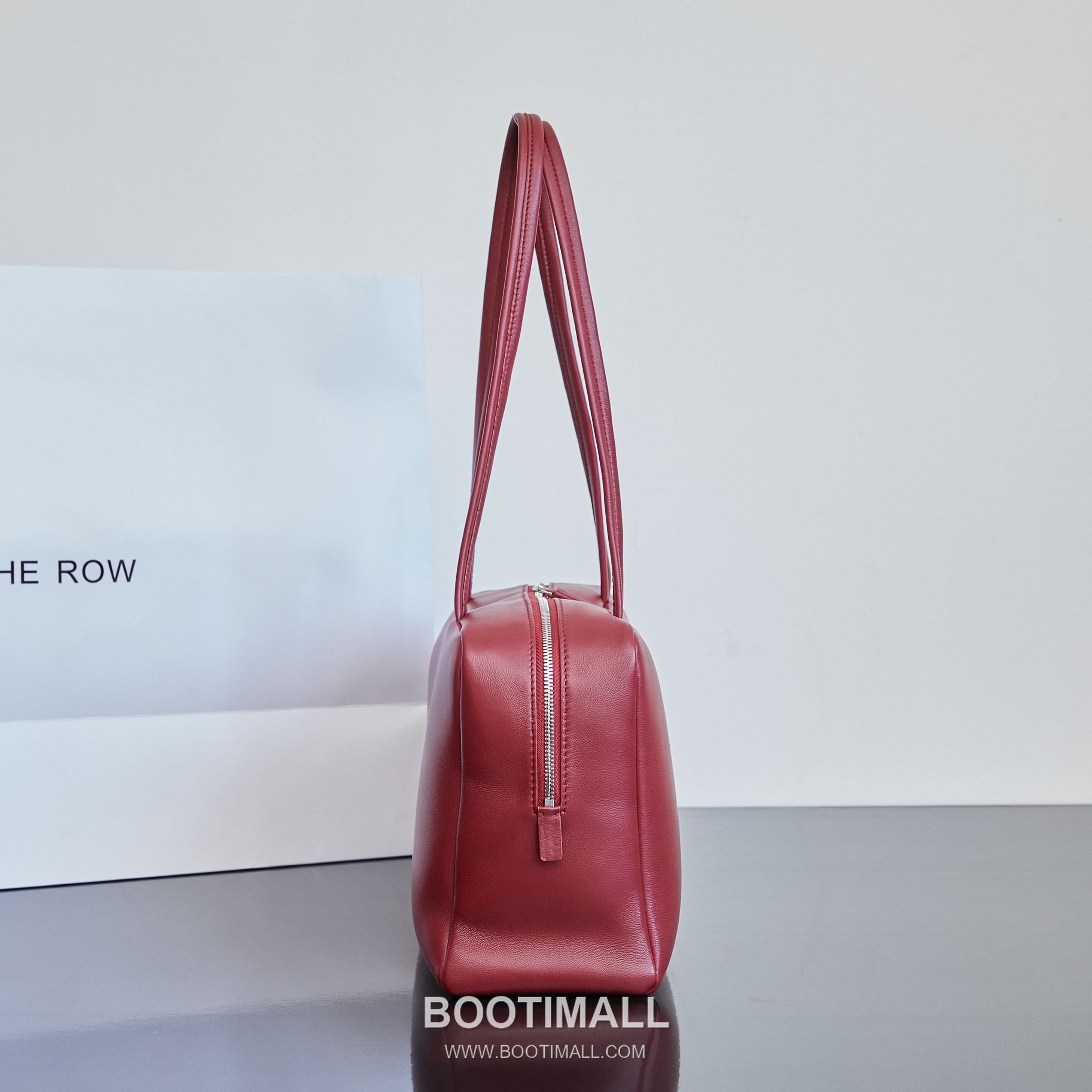 The Row Astra Pebbled Calfskin Bowling Bag with Double Zip Handle Detail 더로우 아스트라 페블드 카프스킨 보스턴 볼링백 더블지퍼 핸들 32cm 3