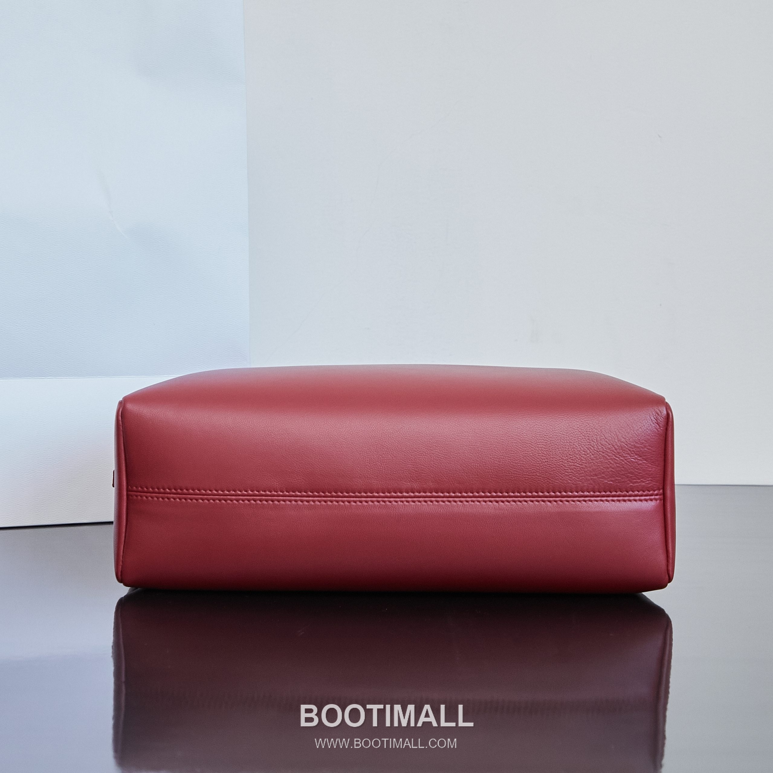 The Row Astra Pebbled Calfskin Bowling Bag with Double Zip Handle Detail 더로우 아스트라 페블드 카프스킨 보스턴 볼링백 더블지퍼 핸들 32cm 4