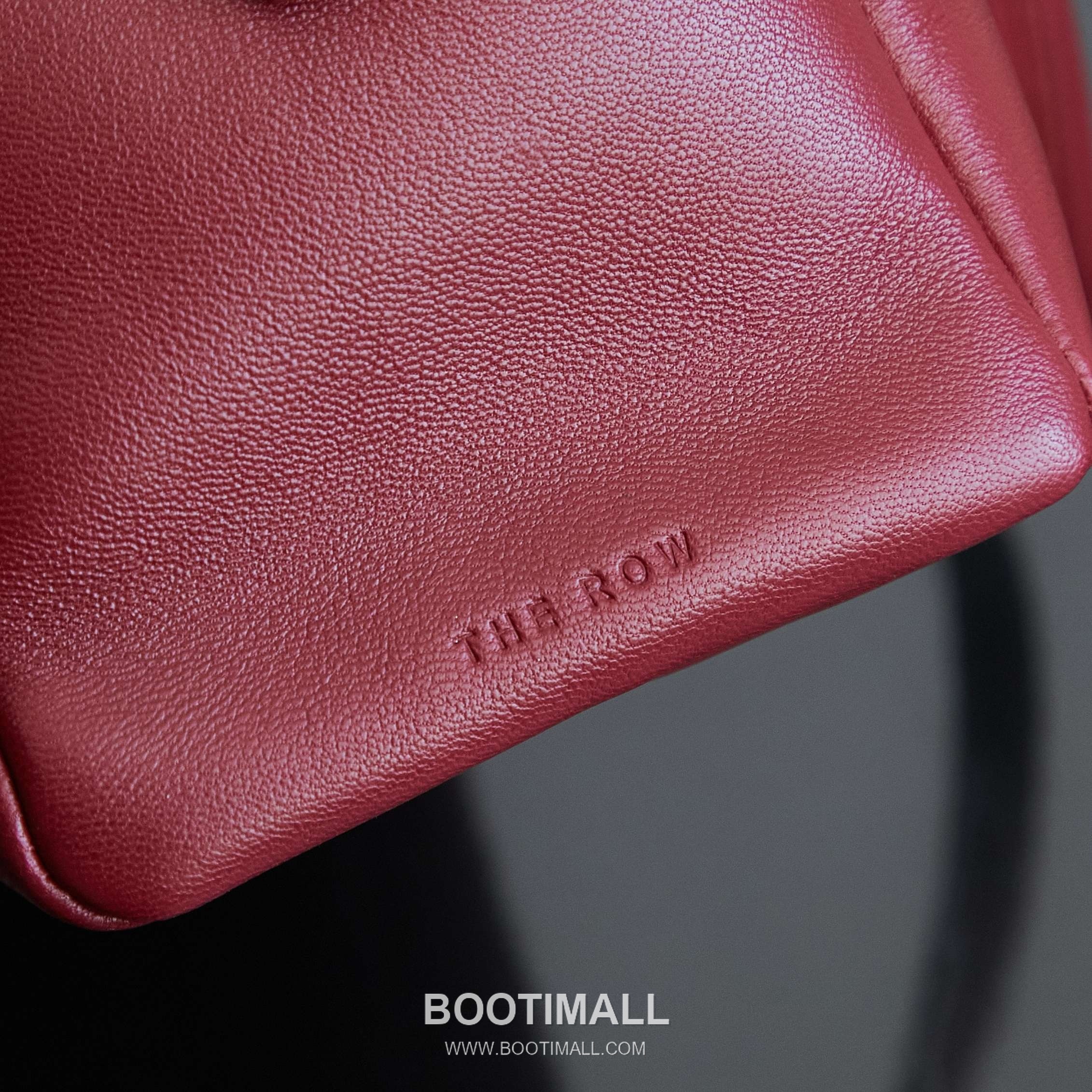 The Row Astra Pebbled Calfskin Bowling Bag with Double Zip Handle Detail 더로우 아스트라 페블드 카프스킨 보스턴 볼링백 더블지퍼 핸들 32cm 5