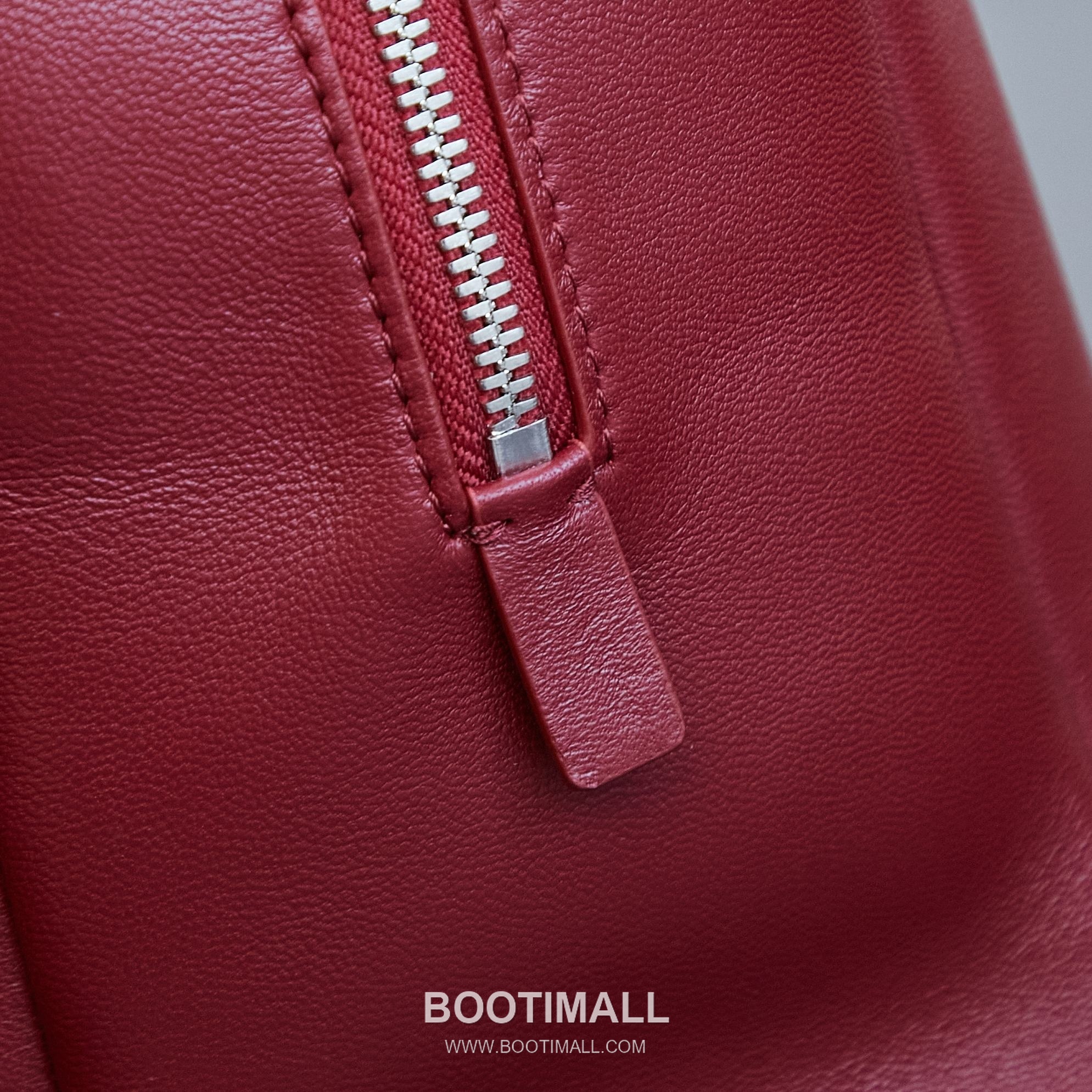 The Row Astra Pebbled Calfskin Bowling Bag with Double Zip Handle Detail 더로우 아스트라 페블드 카프스킨 보스턴 볼링백 더블지퍼 핸들 32cm 6