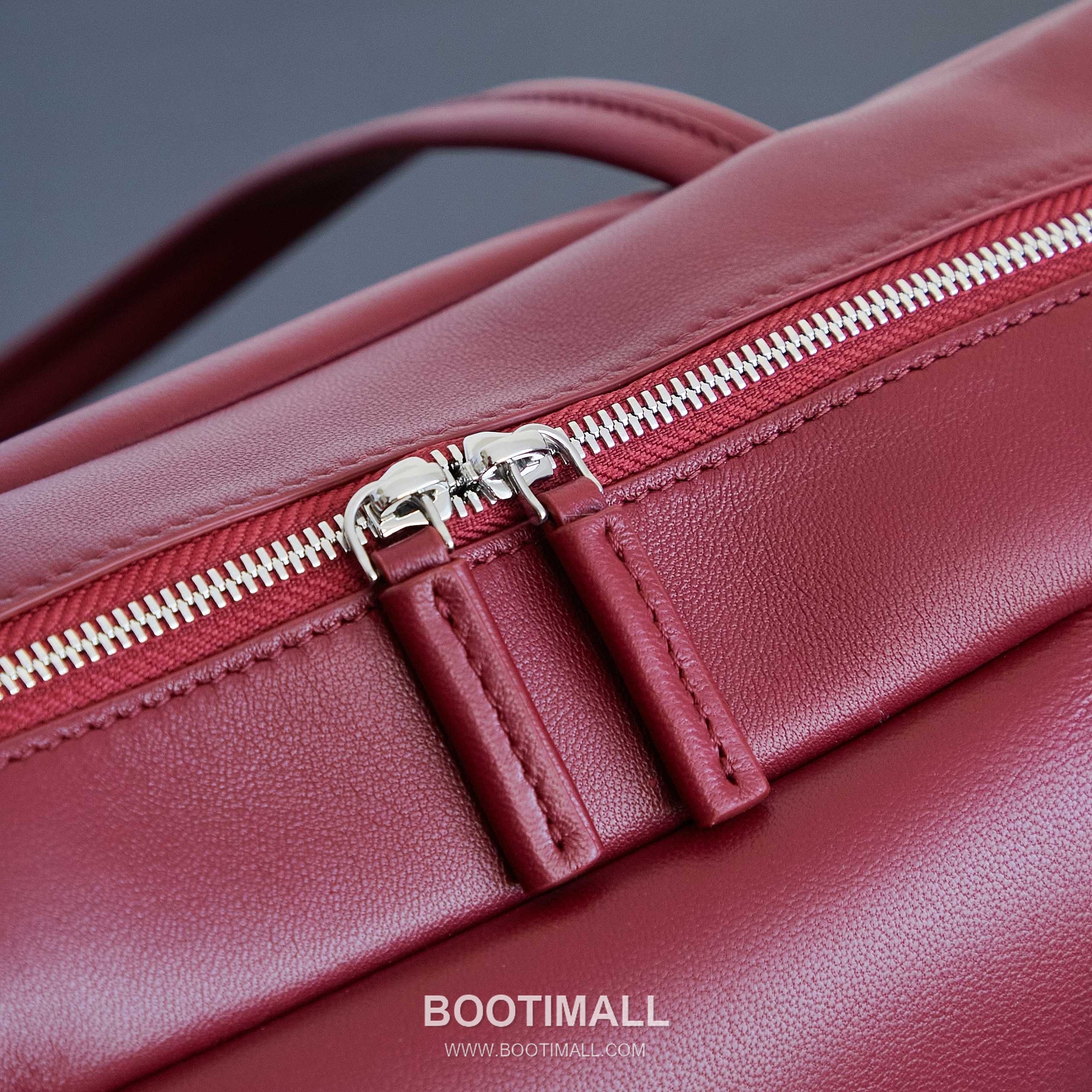 The Row Astra Pebbled Calfskin Bowling Bag with Double Zip Handle Detail 더로우 아스트라 페블드 카프스킨 보스턴 볼링백 더블지퍼 핸들 32cm 7