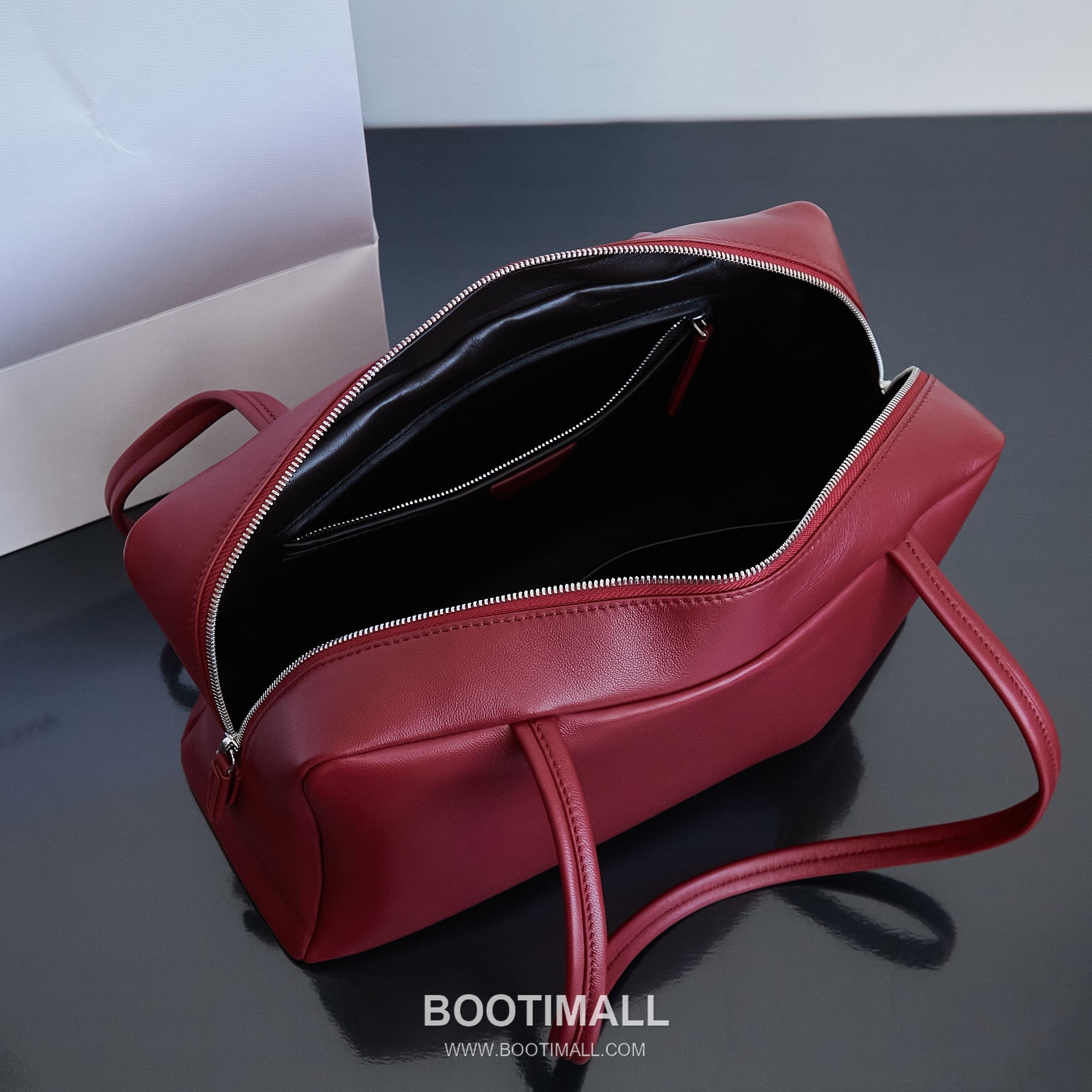 The Row Astra Pebbled Calfskin Bowling Bag with Double Zip Handle Detail 더로우 아스트라 페블드 카프스킨 보스턴 볼링백 더블지퍼 핸들 32cm 8