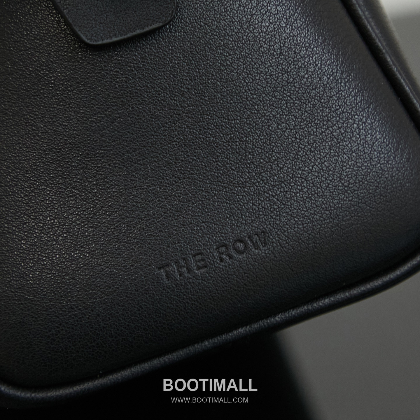 The Row India 10 Saddle Leather Bowling Crossbody Bag with Top Handle Detail 더로우 인디아 10 새들레더 보스턴 볼링 크로스바디백 탑핸들 24cm 6