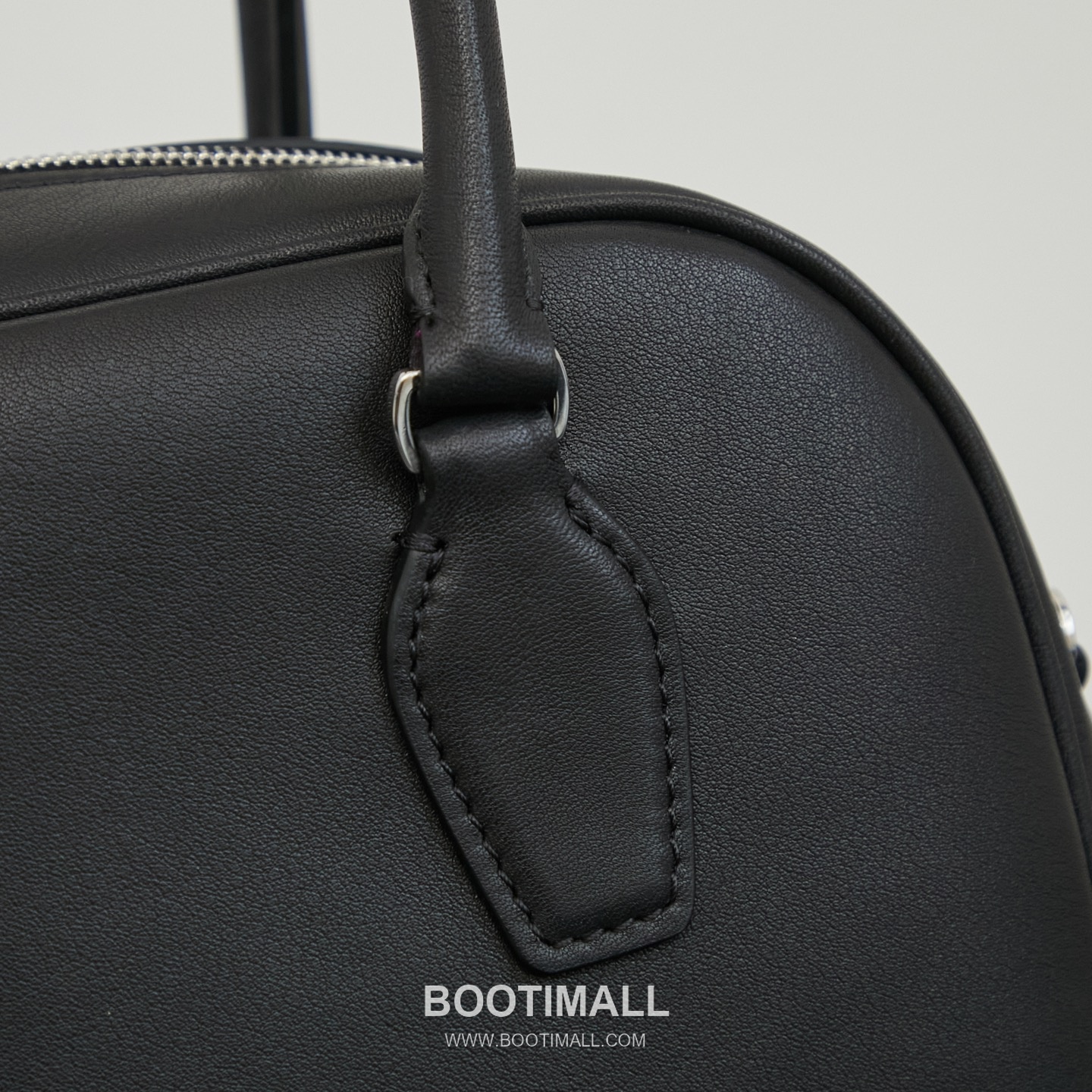 The Row India 10 Saddle Leather Bowling Crossbody Bag with Top Handle Detail 더로우 인디아 10 새들레더 보스턴 볼링 크로스바디백 탑핸들 24cm 7