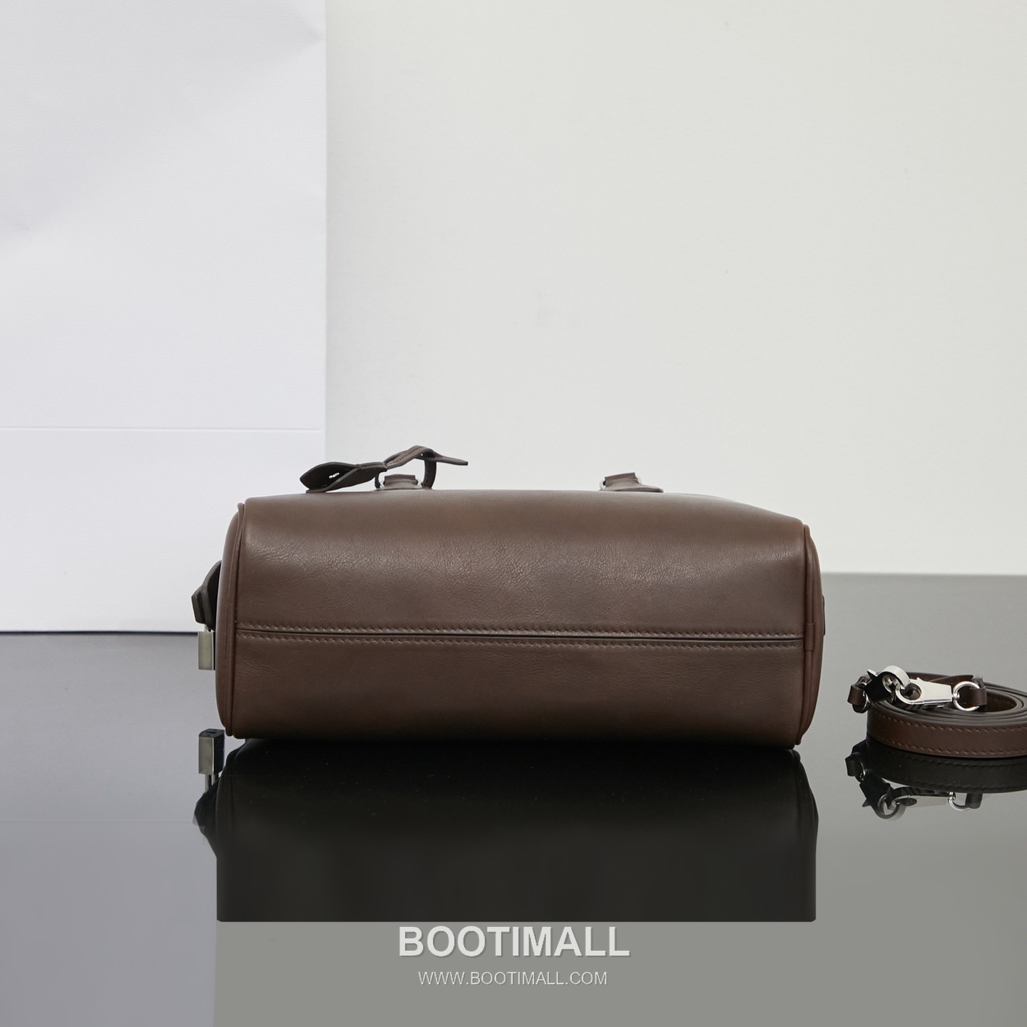 The Row India 10 Saddle Leather Bowling Crossbody Bag with Top Handle Detail 더로우 인디아 10 새들레더 보스턴 볼링 크로스바디백 탑핸들 24cm 4