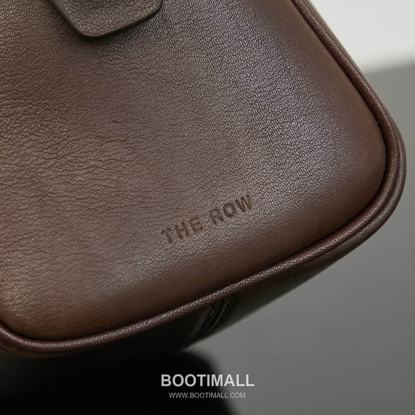 The Row India 10 Saddle Leather Bowling Crossbody Bag with Top Handle Detail 더로우 인디아 10 새들레더 보스턴 볼링 크로스바디백 탑핸들 24cm 7