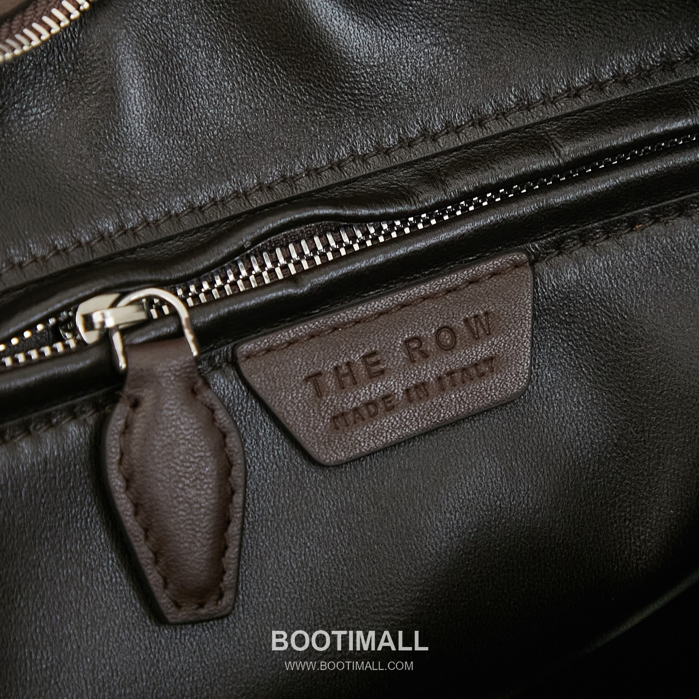 The Row India 10 Saddle Leather Bowling Crossbody Bag with Top Handle Detail 더로우 인디아 10 새들레더 보스턴 볼링 크로스바디백 탑핸들 24cm 8