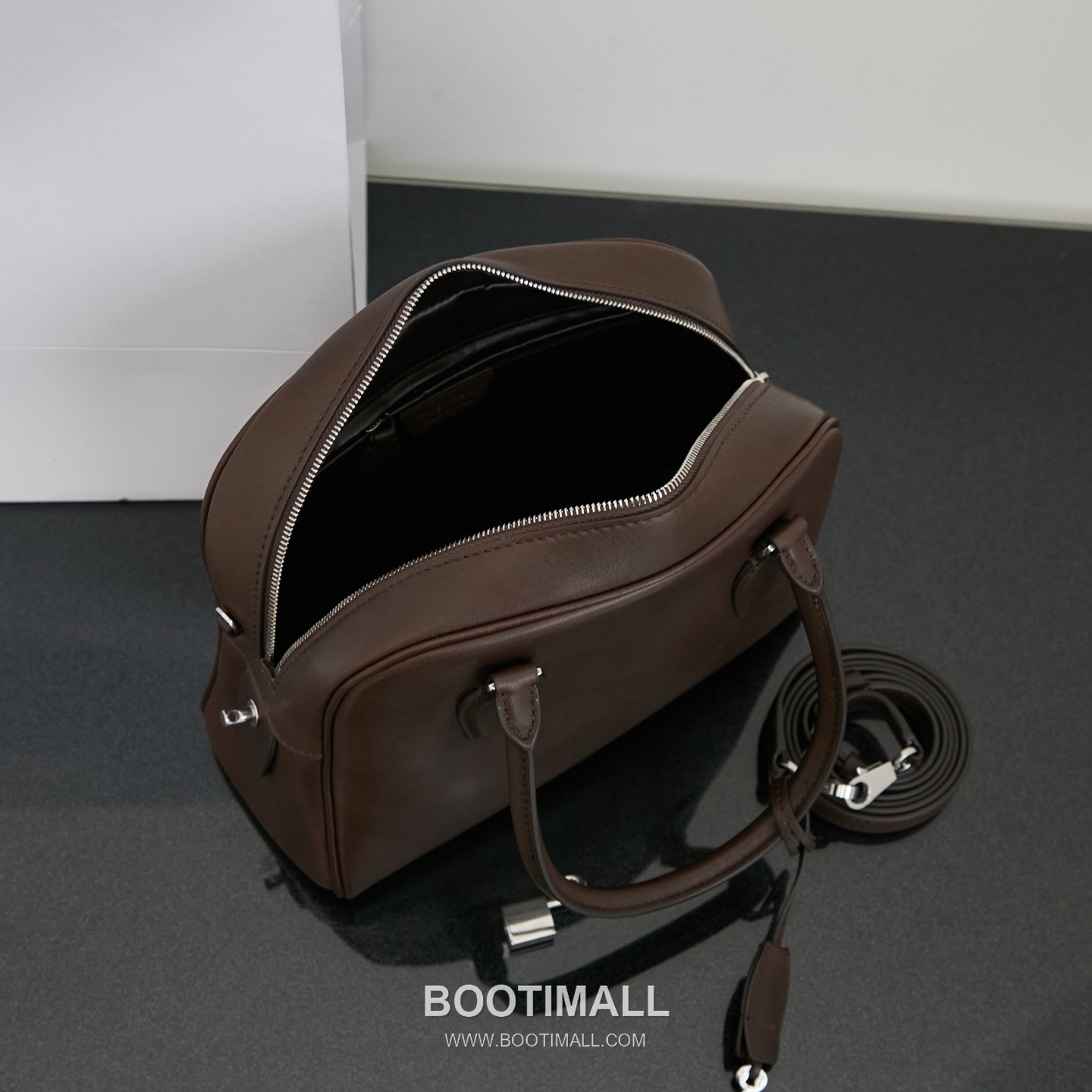 The Row India 10 Saddle Leather Bowling Crossbody Bag with Top Handle Detail 더로우 인디아 10 새들레더 보스턴 볼링 크로스바디백 탑핸들 24cm 9