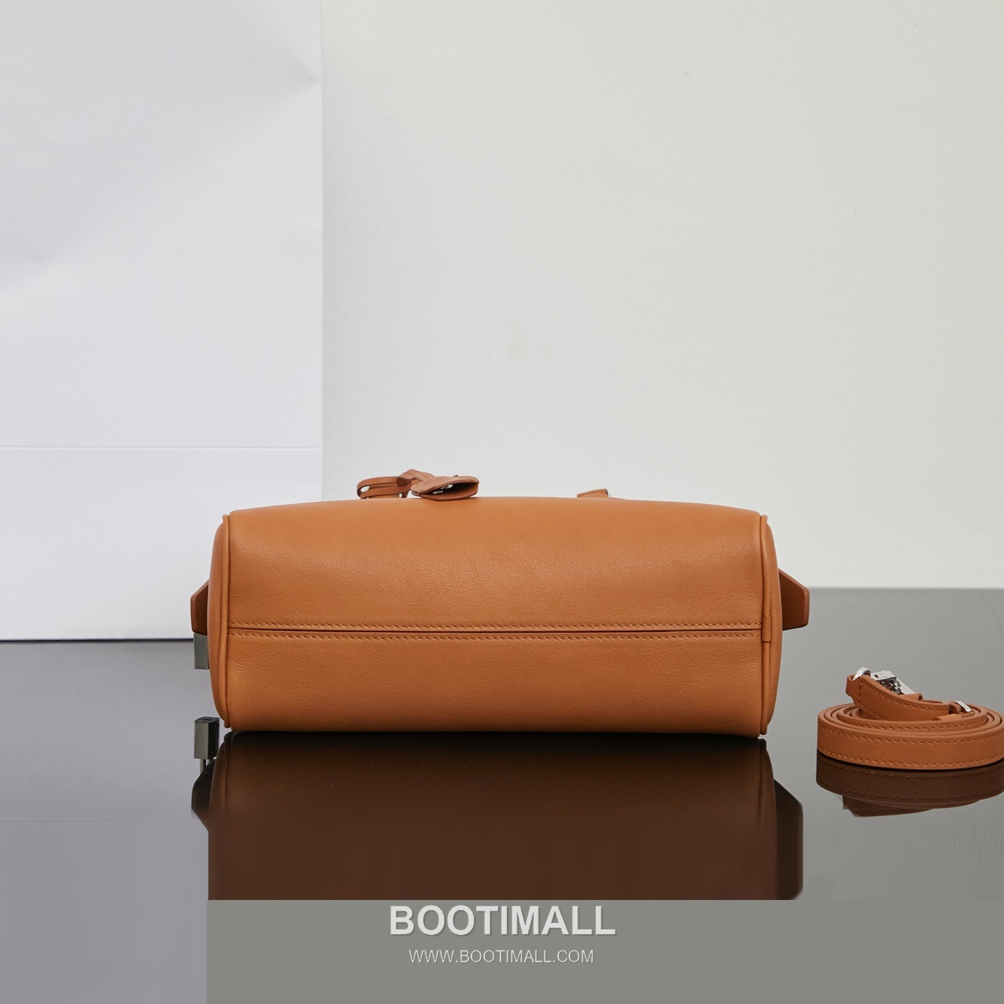 The Row India 10 Saddle Leather Bowling Crossbody Bag with Top Handle Detail 더로우 인디아 10 새들레더 보스턴 볼링 크로스바디백 탑핸들 24cm 4