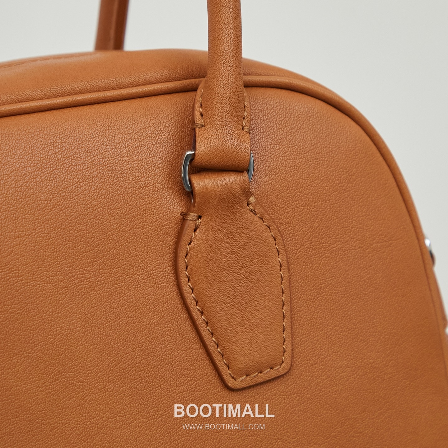 The Row India 10 Saddle Leather Bowling Crossbody Bag with Top Handle Detail 더로우 인디아 10 새들레더 보스턴 볼링 크로스바디백 탑핸들 24cm 5