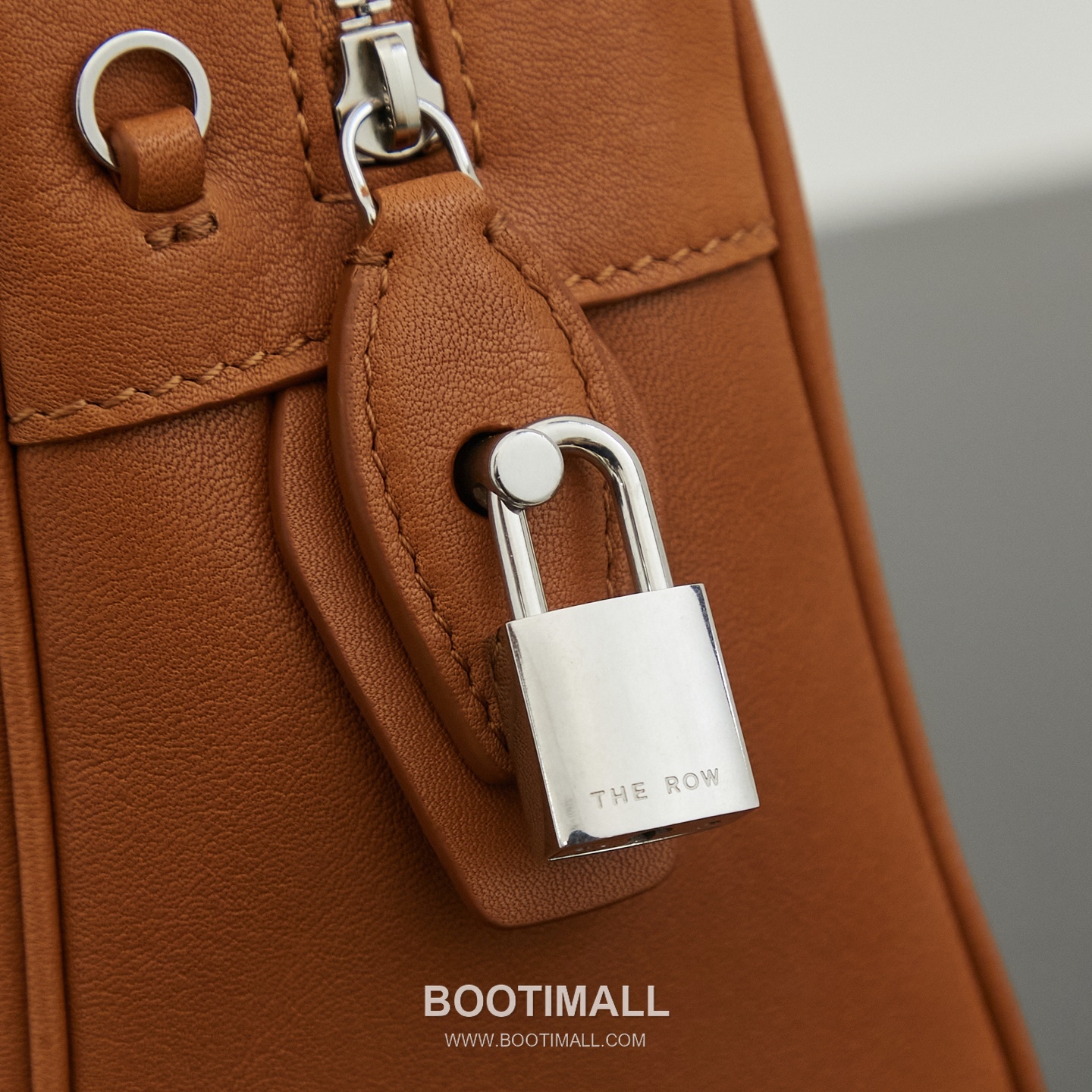 The Row India 10 Saddle Leather Bowling Crossbody Bag with Top Handle Detail 더로우 인디아 10 새들레더 보스턴 볼링 크로스바디백 탑핸들 24cm 6