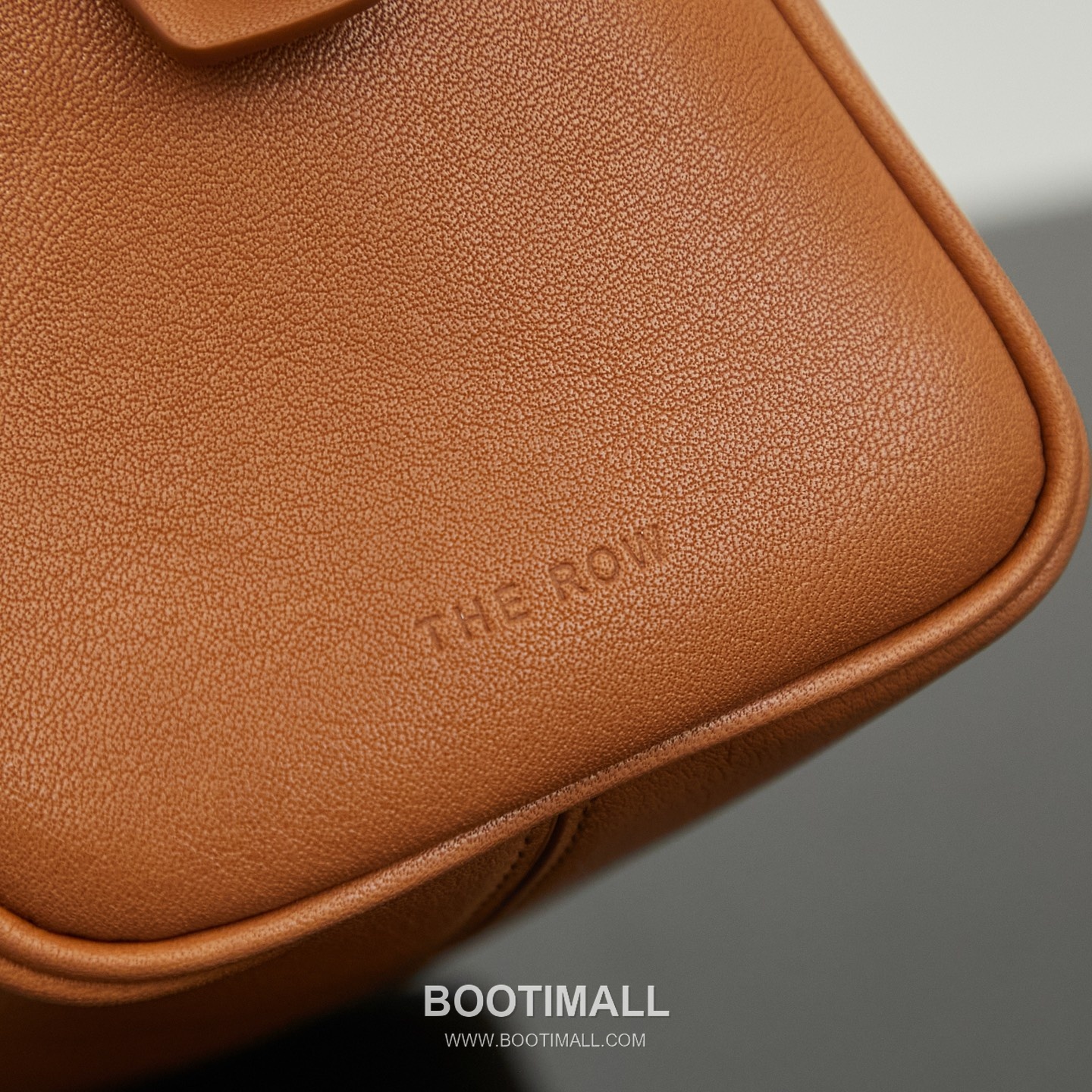 The Row India 10 Saddle Leather Bowling Crossbody Bag with Top Handle Detail 더로우 인디아 10 새들레더 보스턴 볼링 크로스바디백 탑핸들 24cm 7