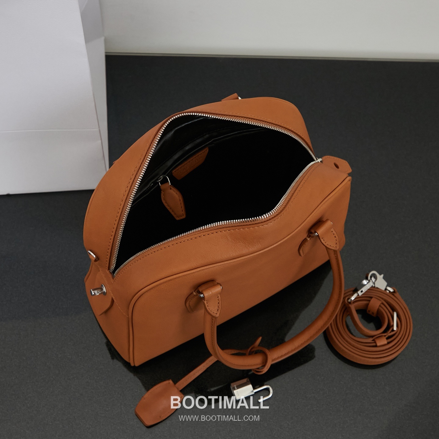 The Row India 10 Saddle Leather Bowling Crossbody Bag with Top Handle Detail 더로우 인디아 10 새들레더 보스턴 볼링 크로스바디백 탑핸들 24cm 9