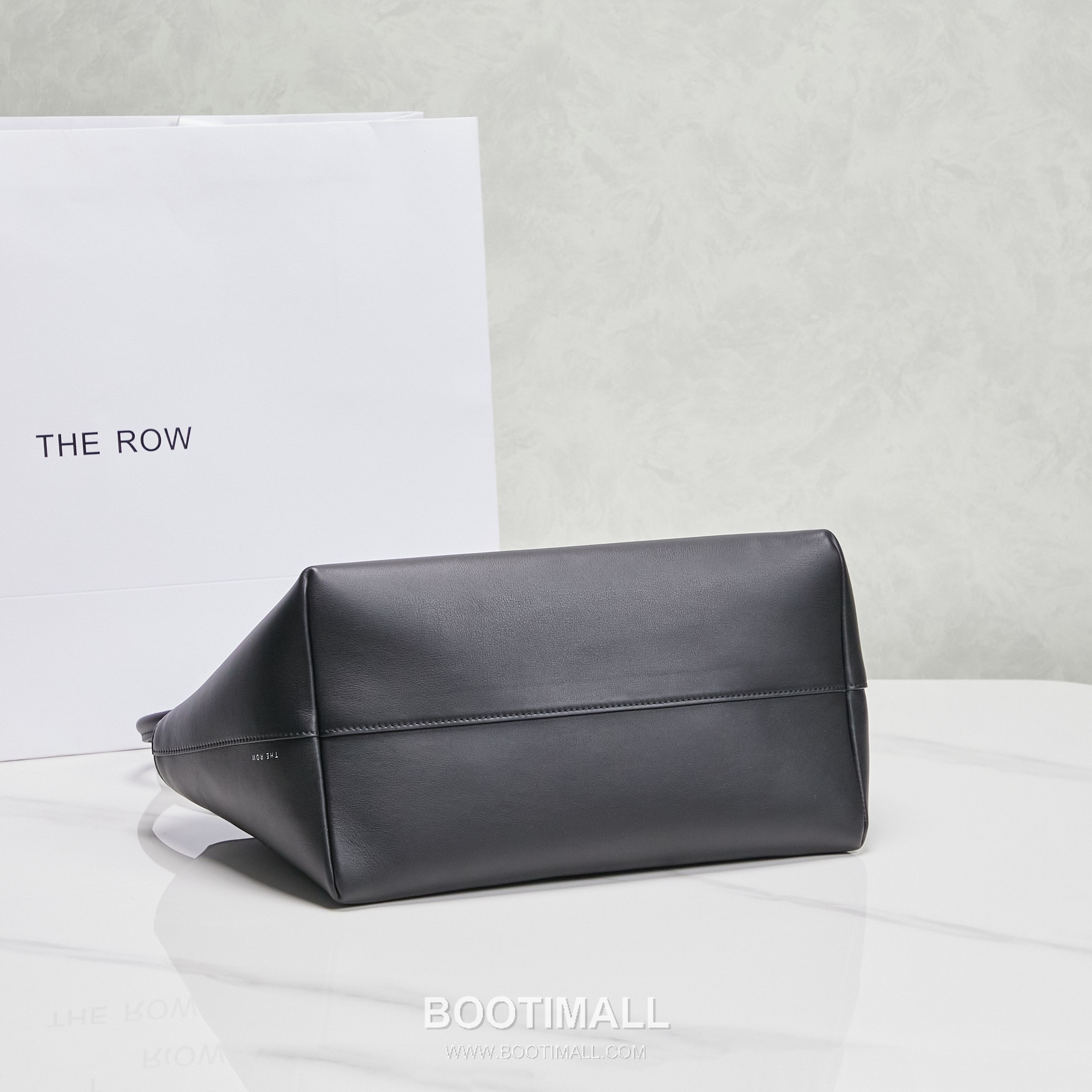 The Row Terrasse Saddle Leather Tote Bag with Long Handle Pocket Detail 더로우 테라스 새들레더 토트백 롱핸들 포켓 32cm 3