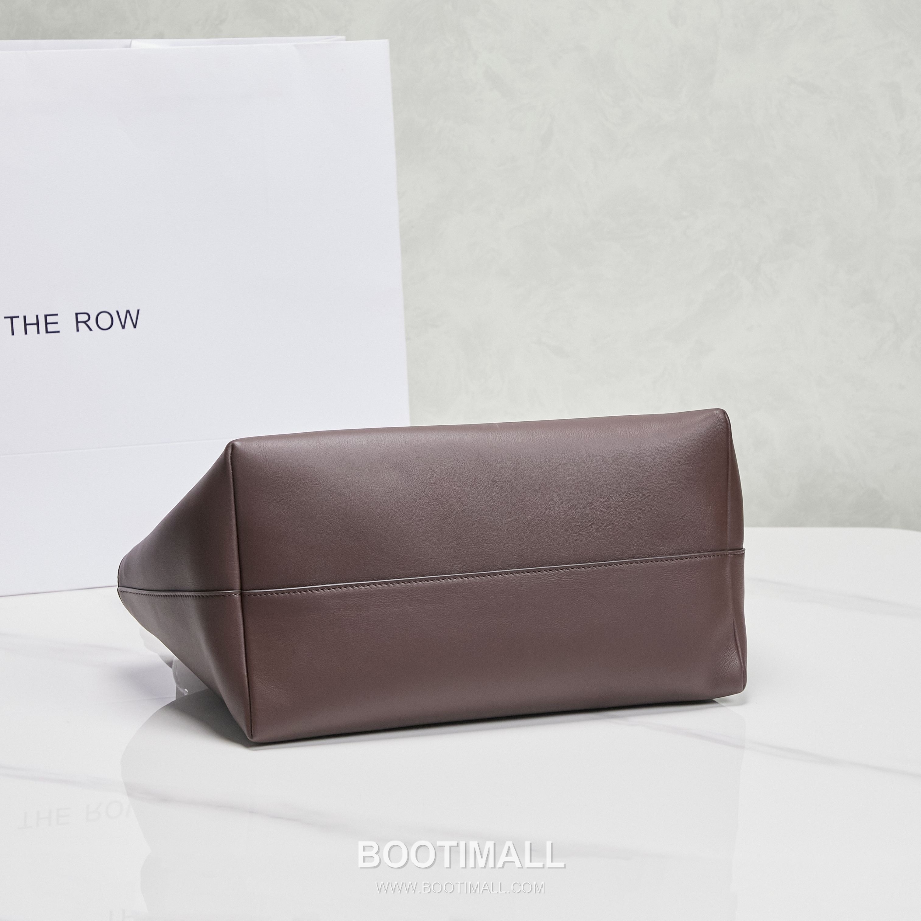 The Row Terrasse Saddle Leather Tote Bag with Long Handle Pocket Detail 더로우 테라스 새들레더 토트백 롱핸들 포켓 32cm 4